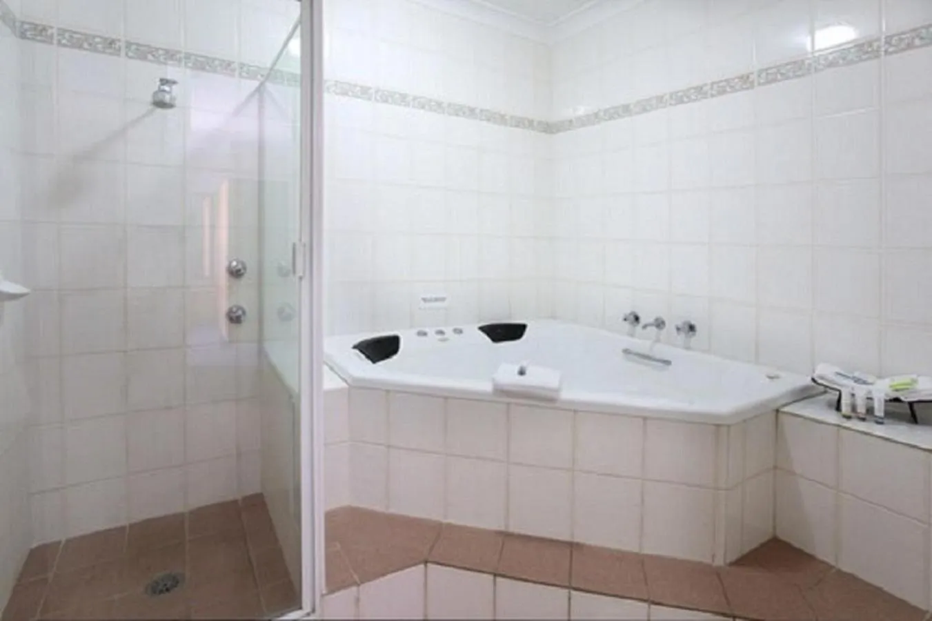 Shower, Bathroom in Redhill Tamworth Motor Inn and Conference Centre