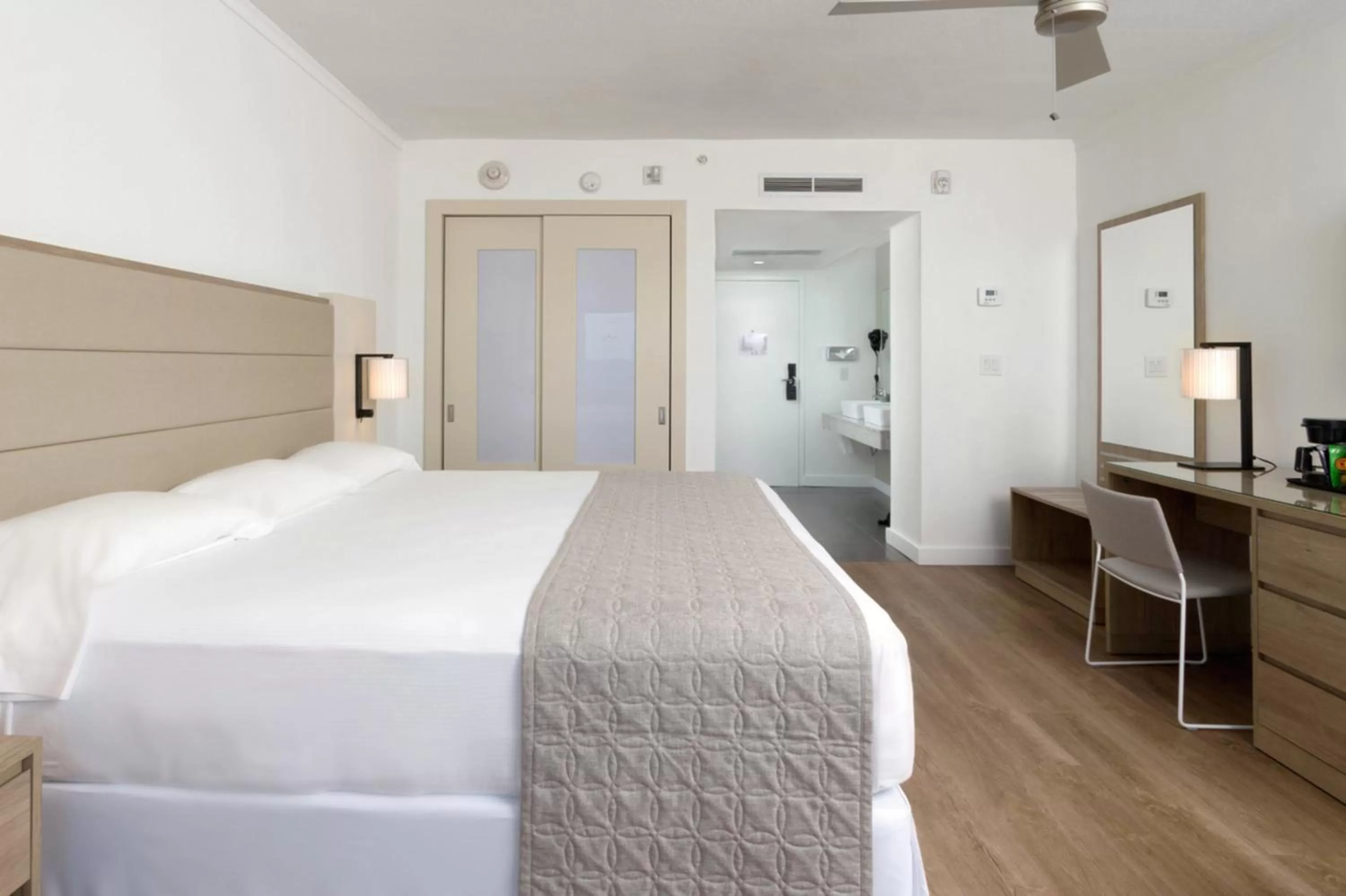 Photo of the whole room, Bed in Riu Plaza Miami Beach