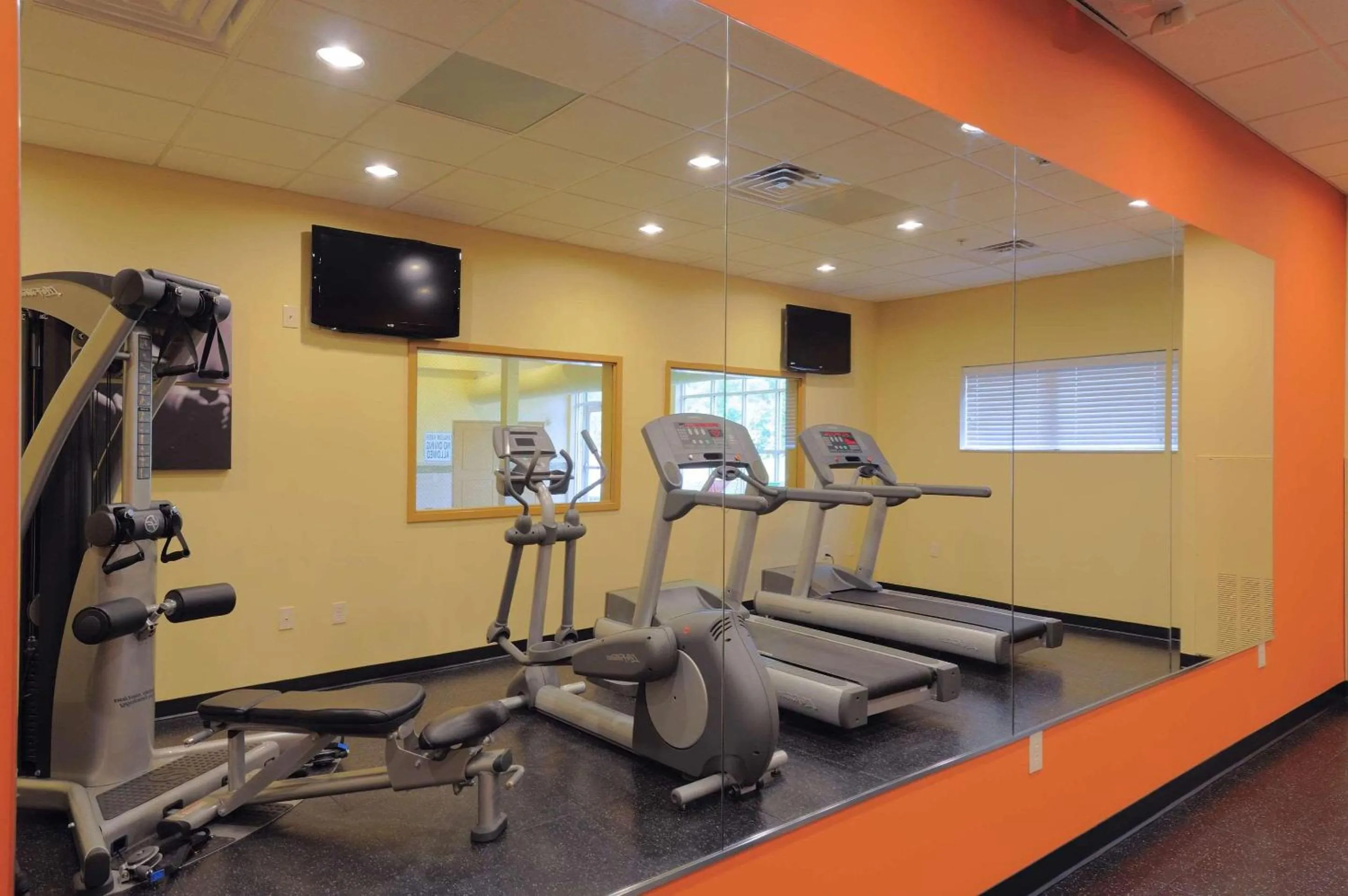 Fitness centre/facilities in Country Inn & Suites by Radisson, Columbia at Harbison, SC