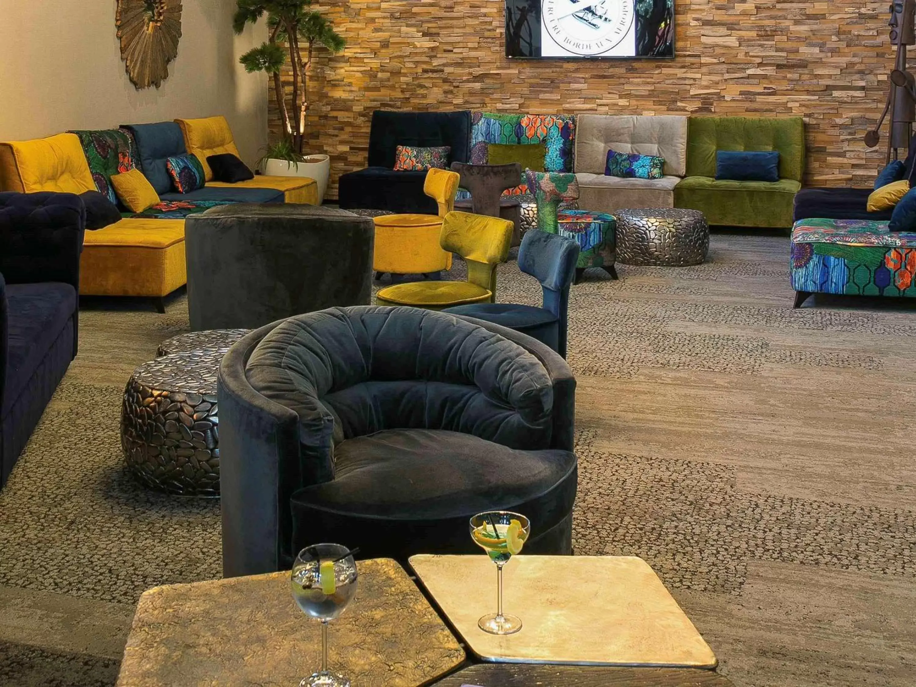 Lounge or bar in Mercure Bordeaux Aéroport