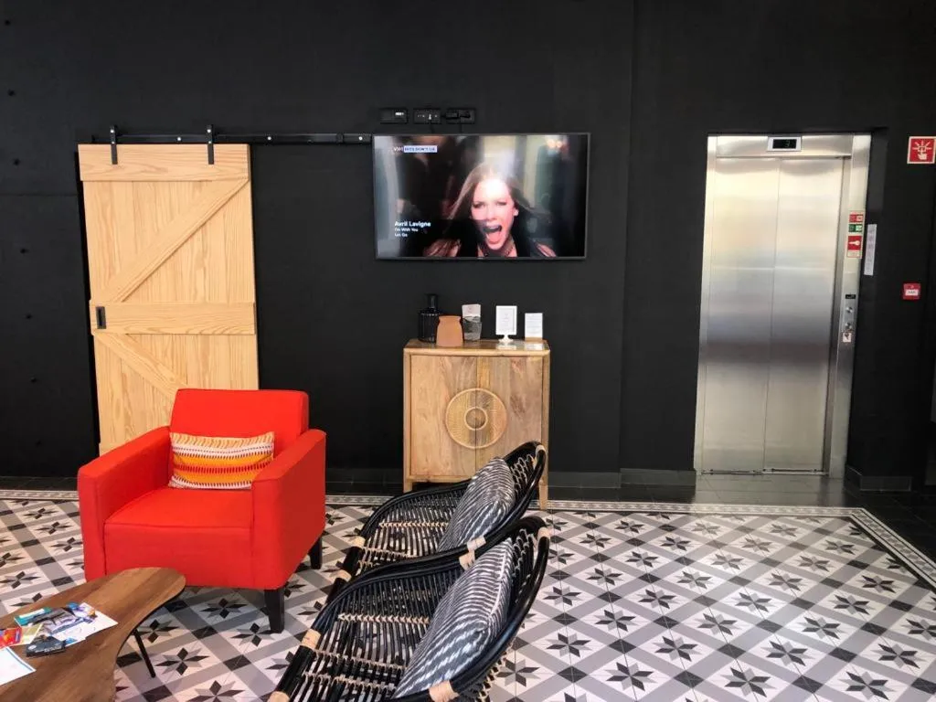 Communal lounge/ TV room in Be Lisbon Hostel Intendente