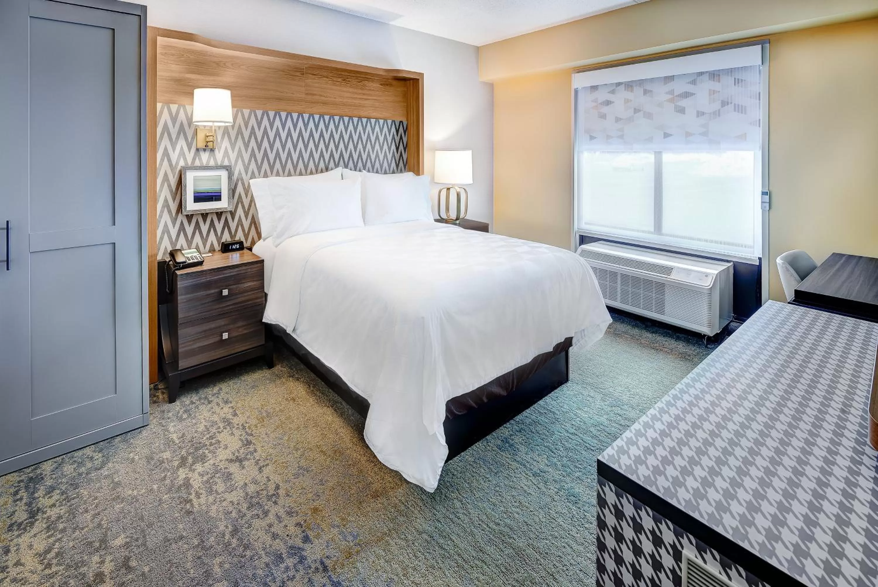 Photo of the whole room, Bed in Holiday Inn East Windsor by IHG