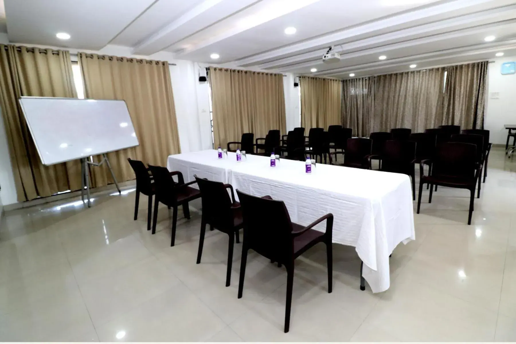 Meeting/conference room in Hotel Girnar