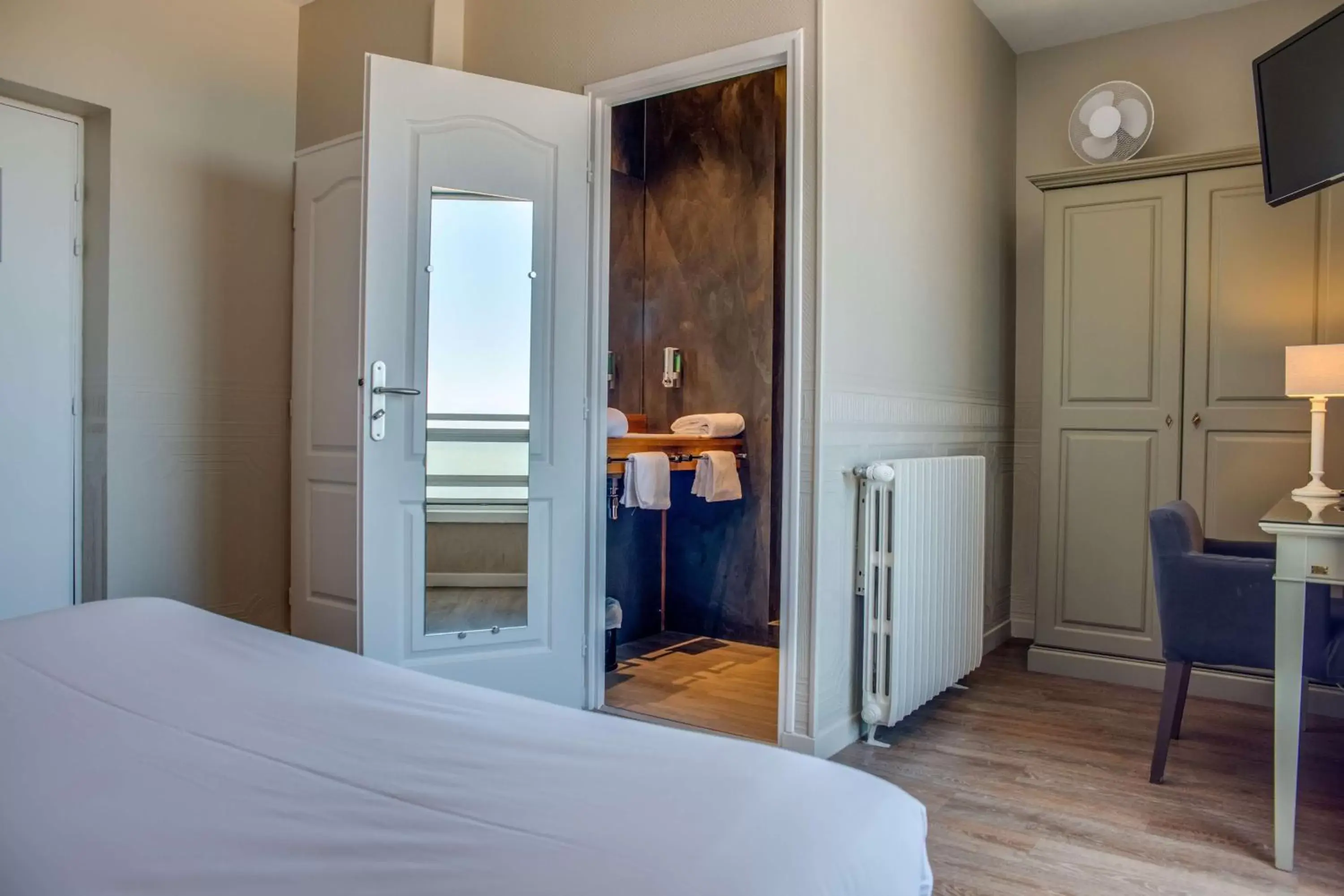 Photo of the whole room, Bed in Best Western Hotel De La Plage Saint Marc sur Mer Photo of the whole room, Bed in Best Western Hotel De La Plage Saint Marc sur Mer