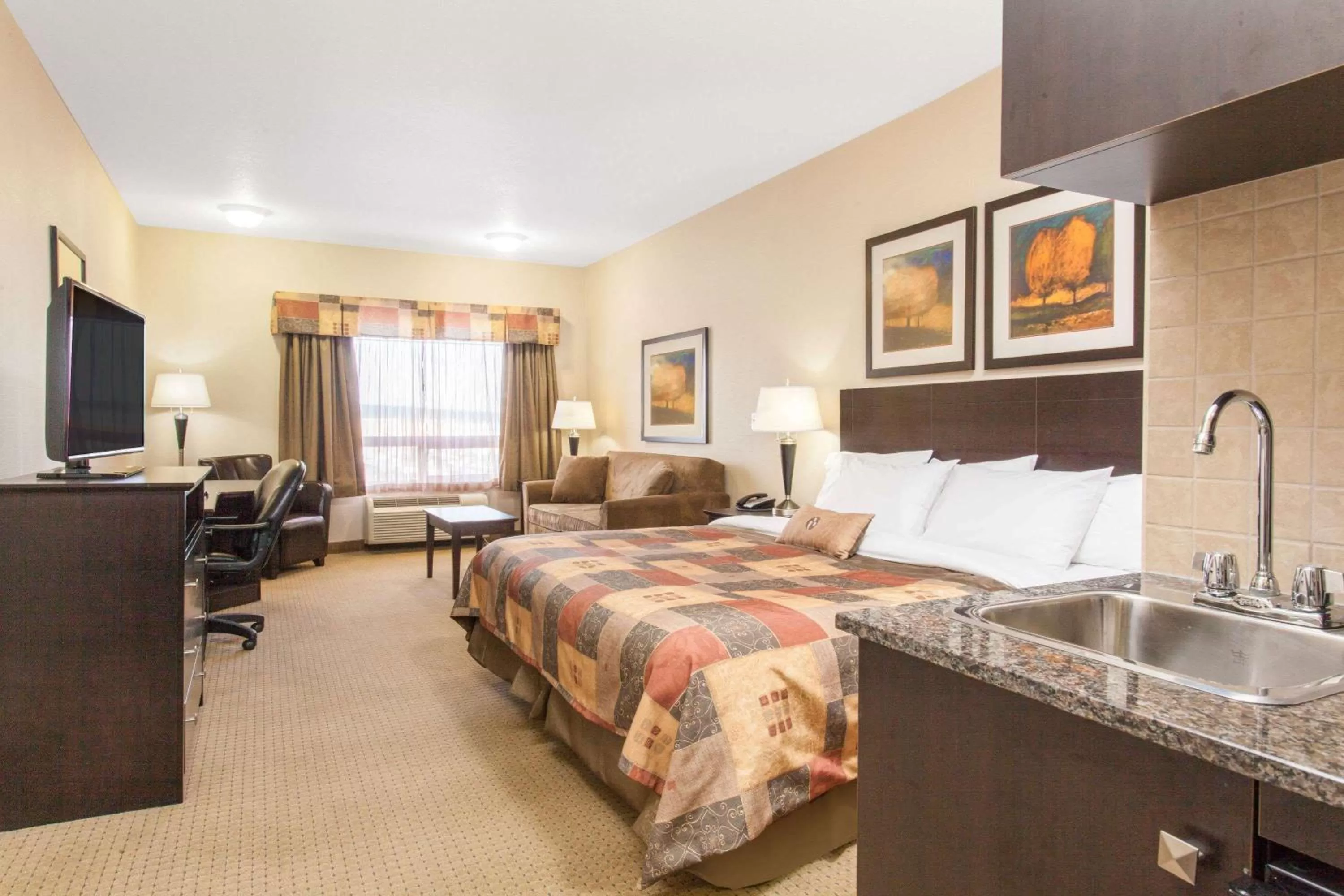 Kitchen or kitchenette, Bed in Ramada by Wyndham Pincher Creek