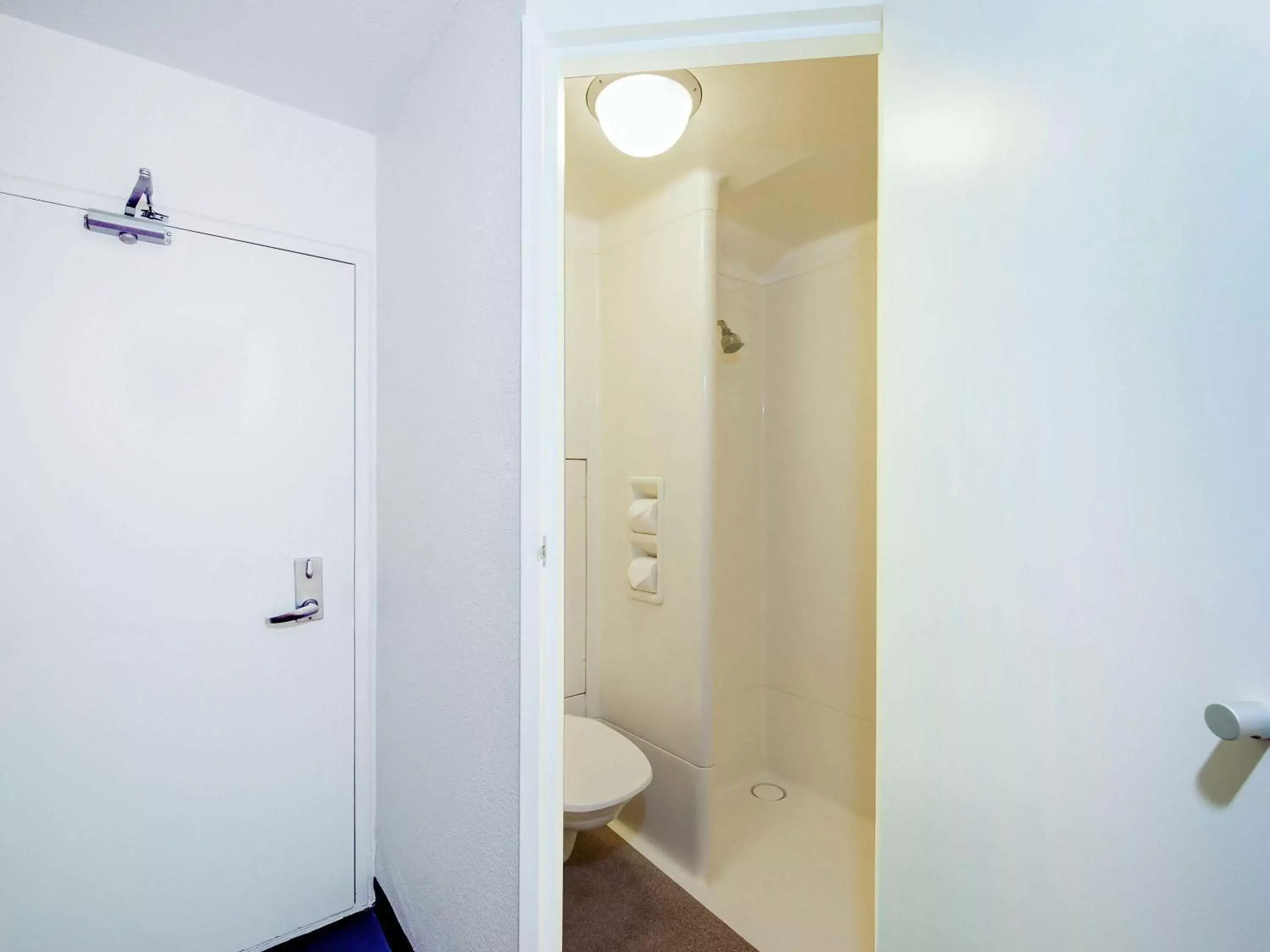 Photo of the whole room, Bathroom in ibis Budget - Enfield