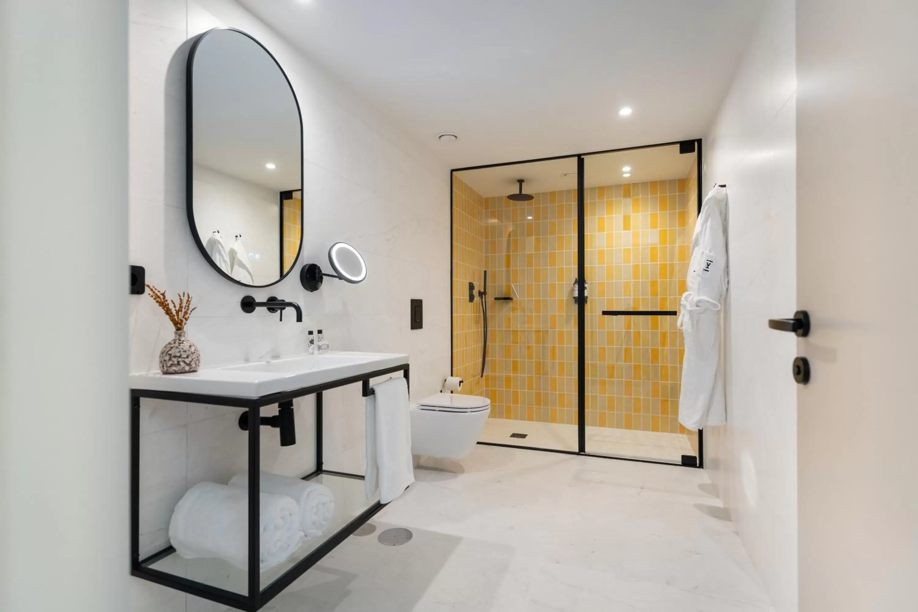 Toilet, Bathroom in The Editory Garden Porto Hotel
