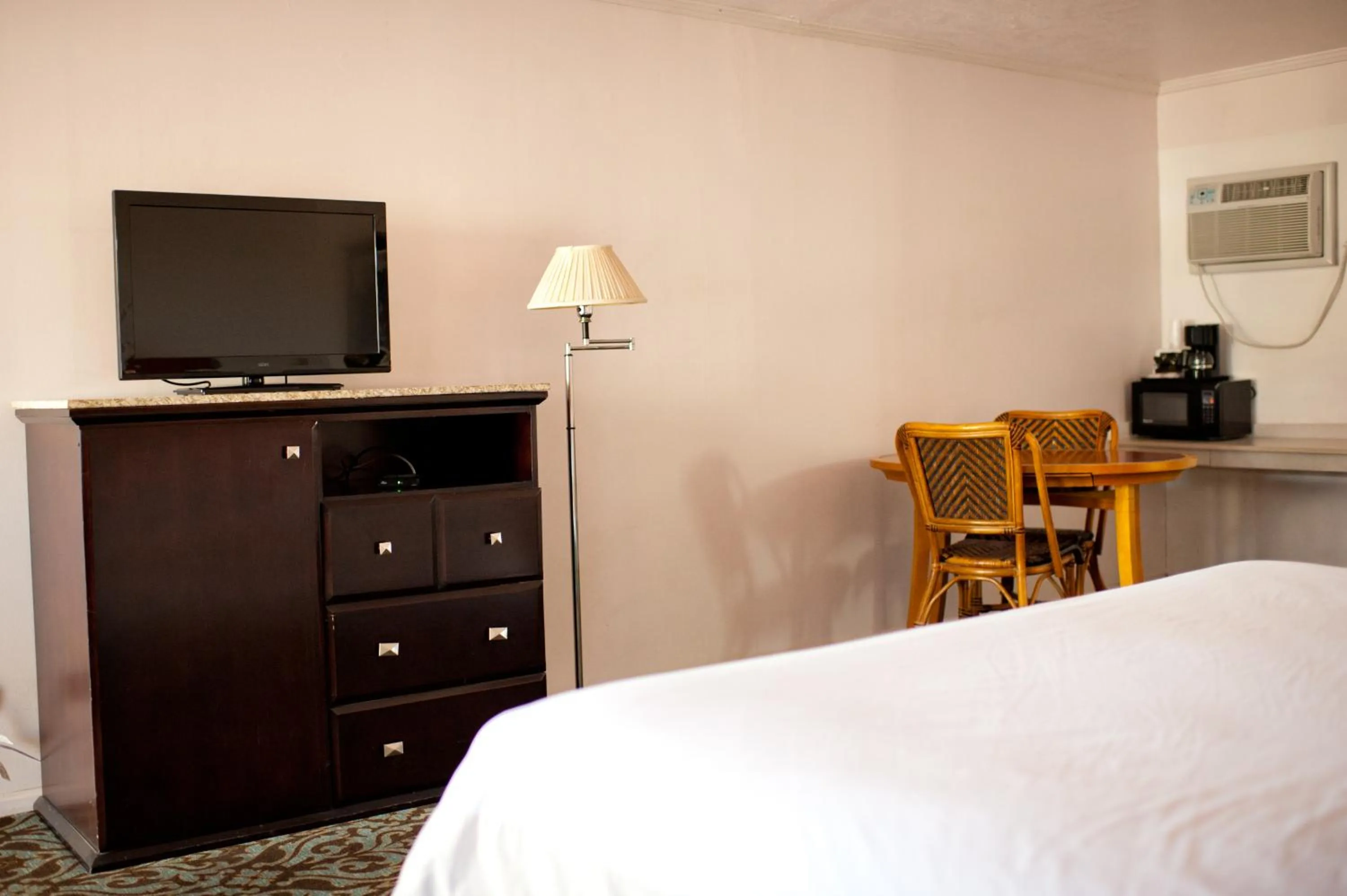 TV and multimedia, Bed in Emerald Inn & Lounge