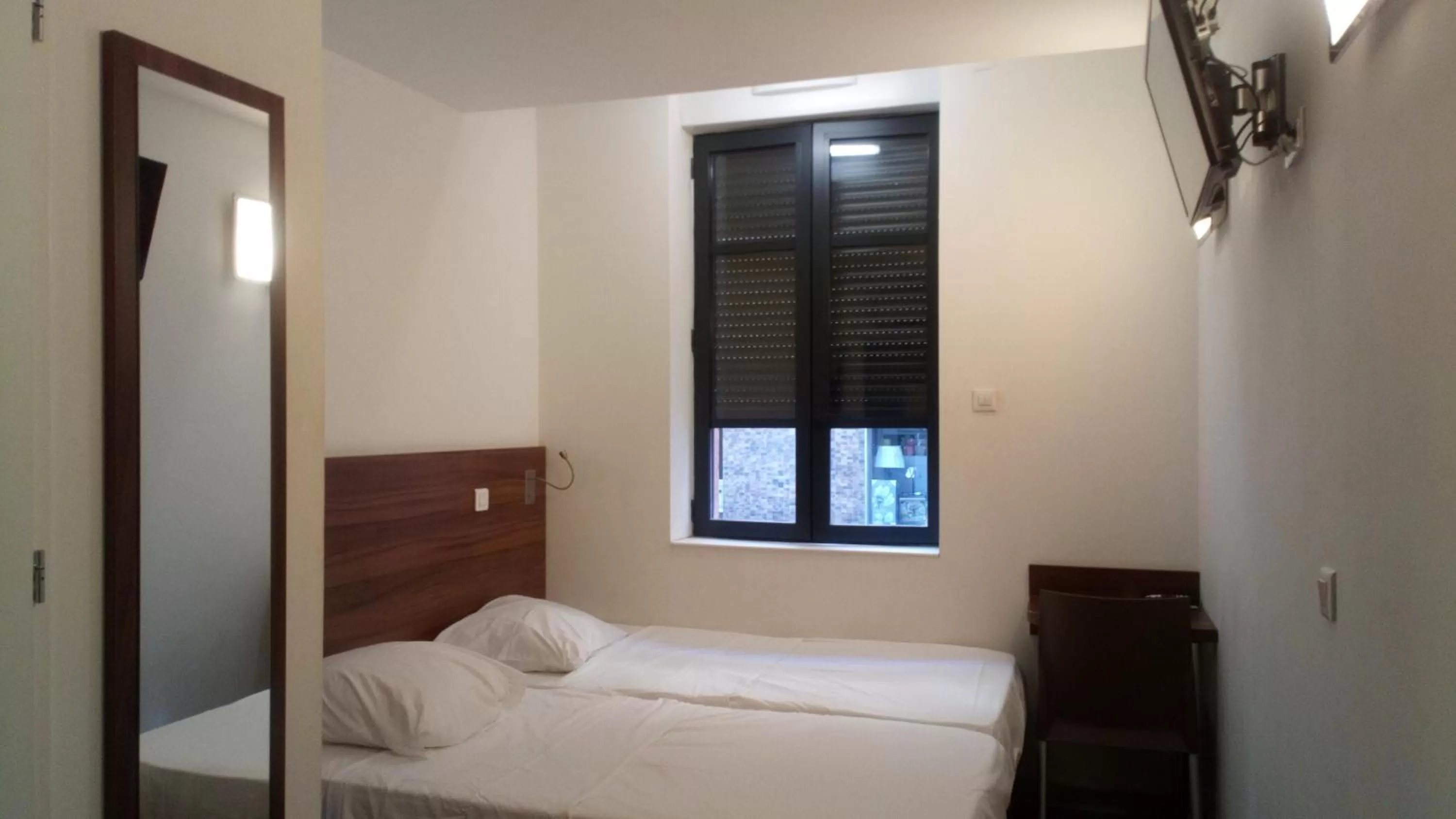 Photo of the whole room, Bed in Hôtel le Pastel