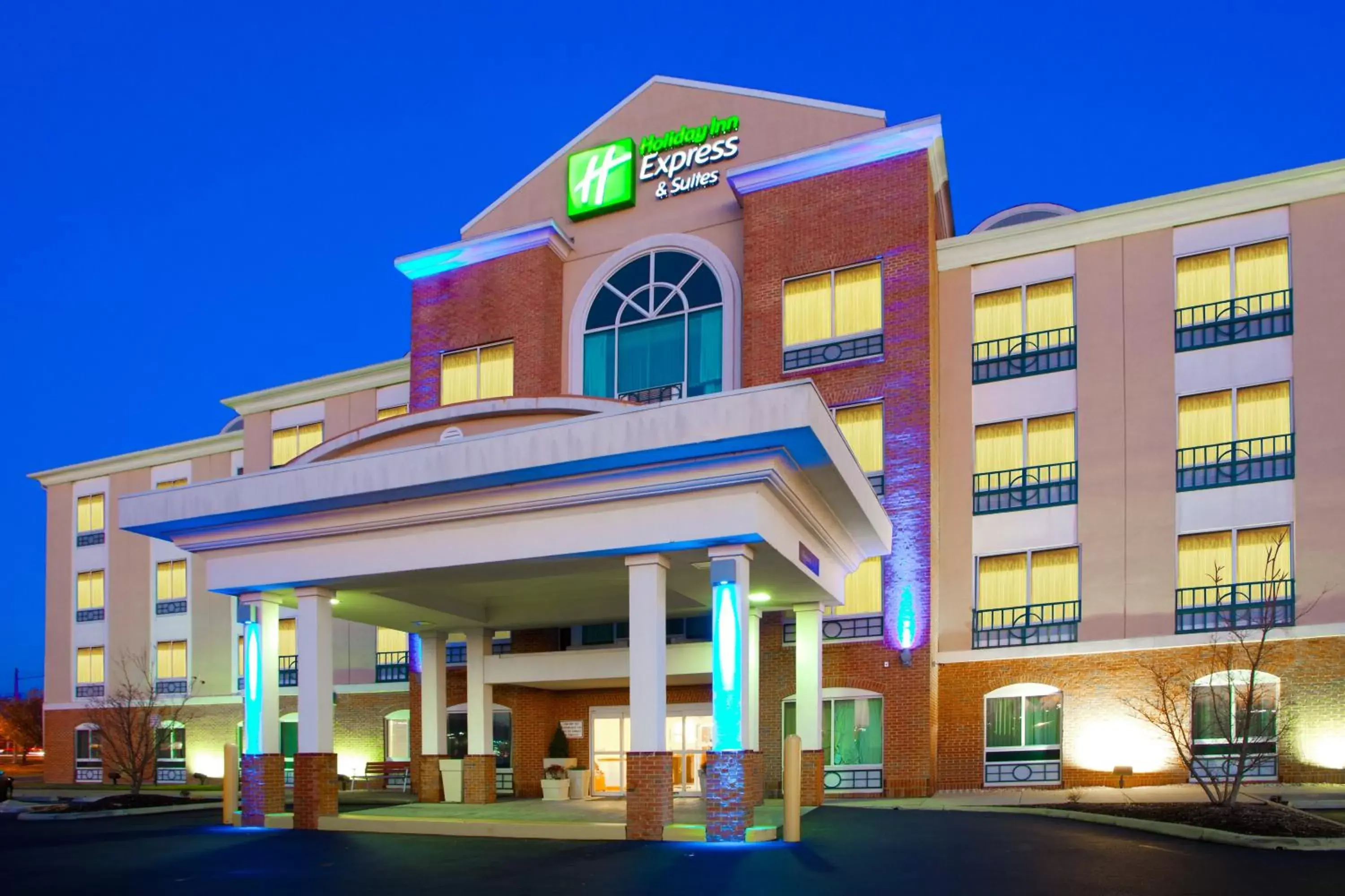 Property building in Holiday Inn Express Hotel & Suites Woodbridge, an IHG Hotel