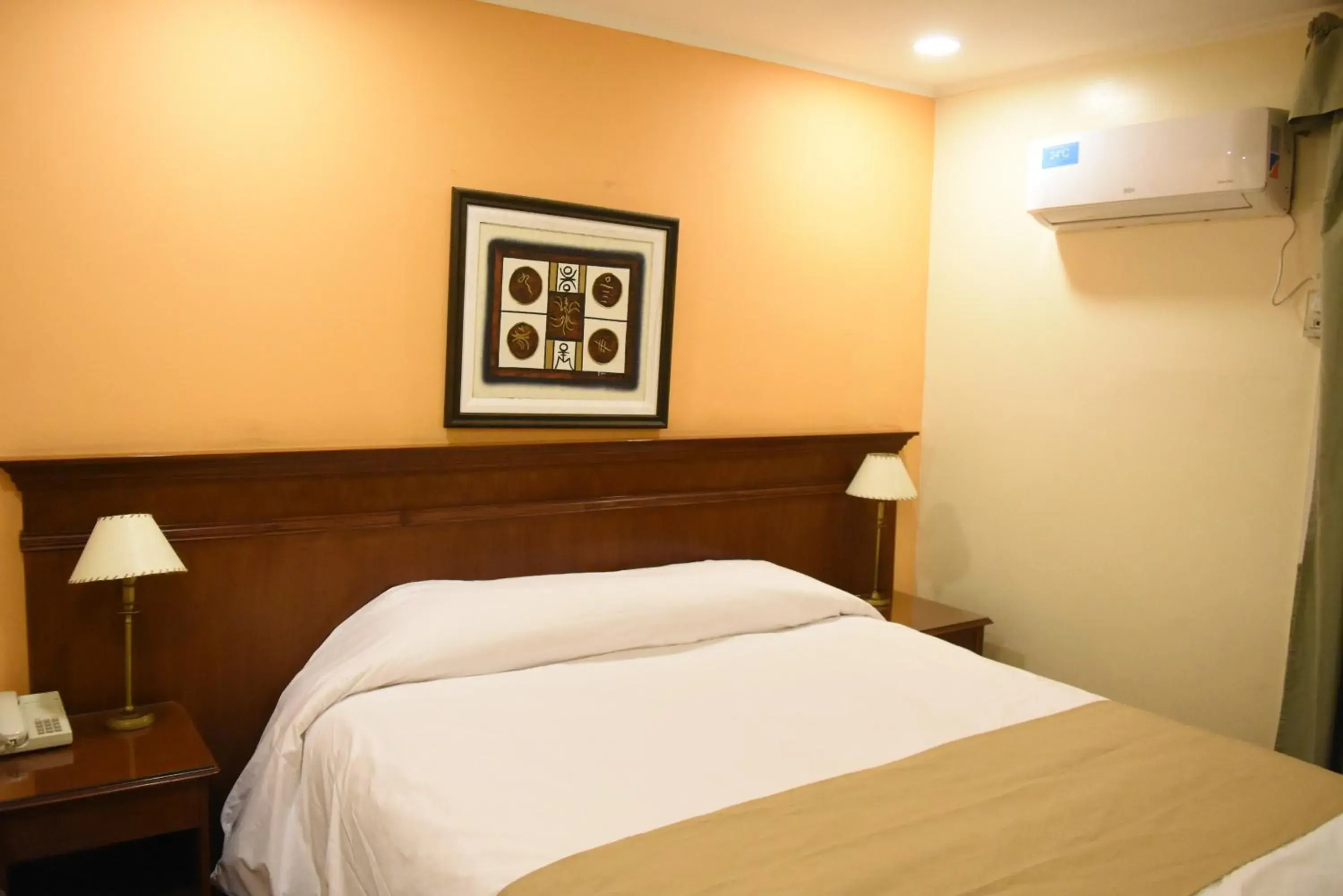 Bedroom, Bed in Ritz Hotel Mendoza