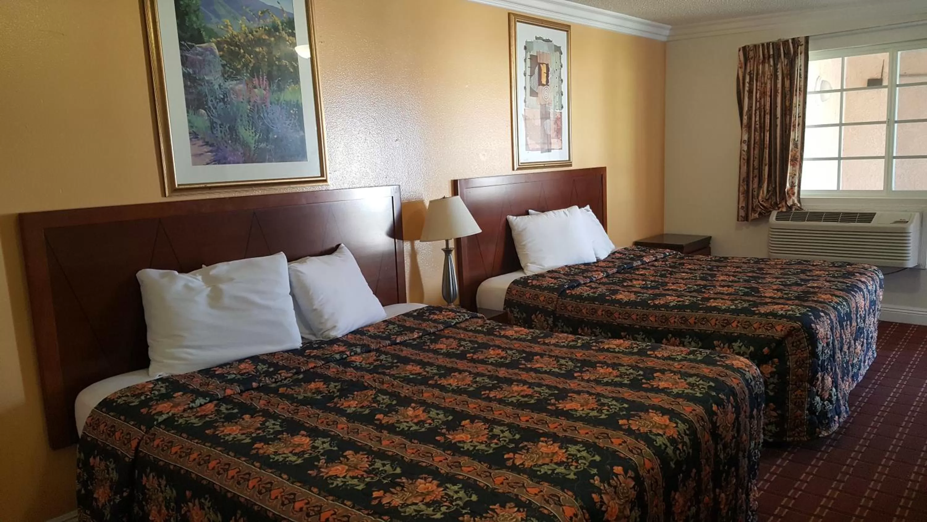 Day, Bed in Royal Inn Motel Long Beach