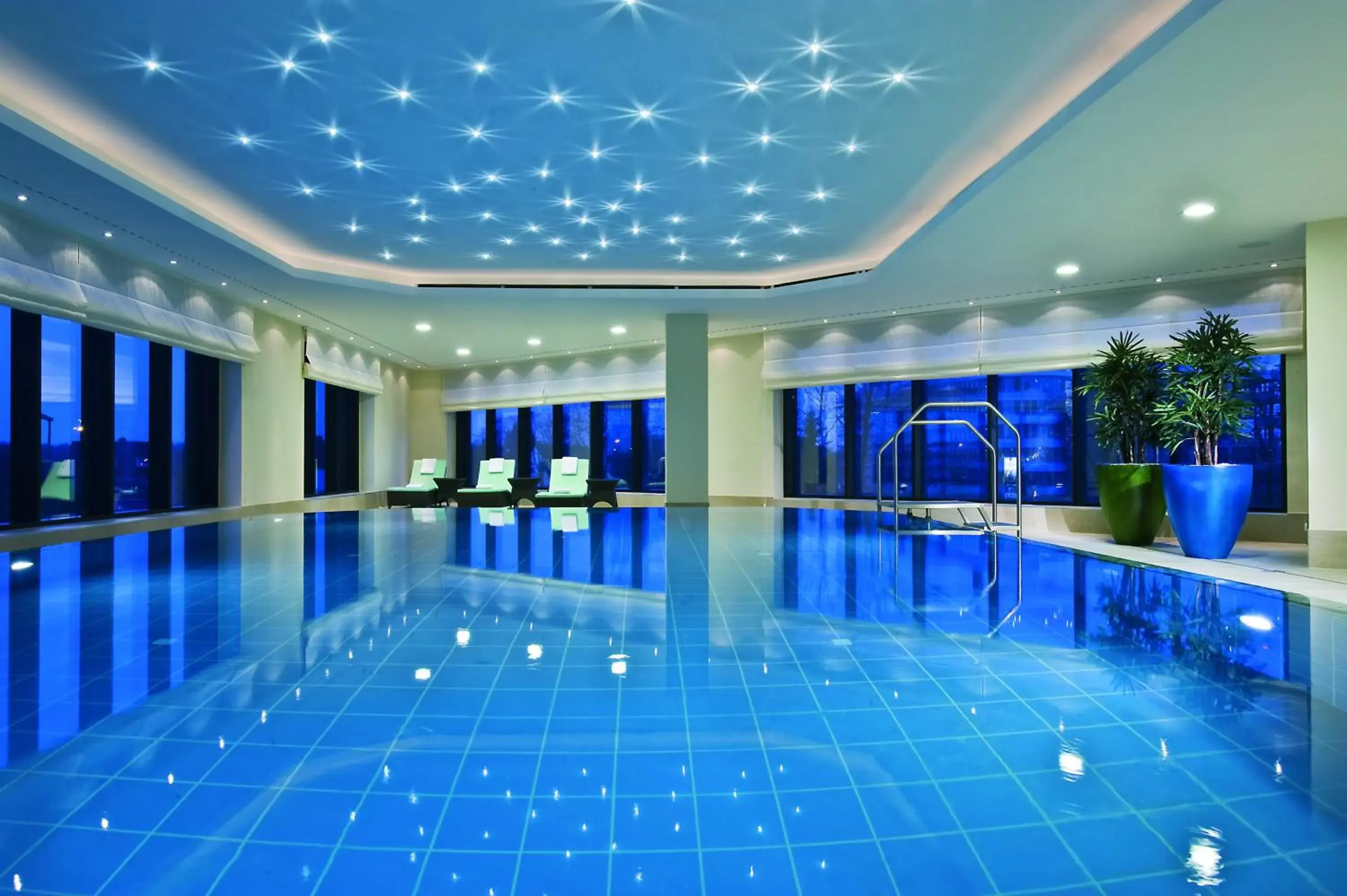 Swimming Pool in Maritim Hotel Düsseldorf