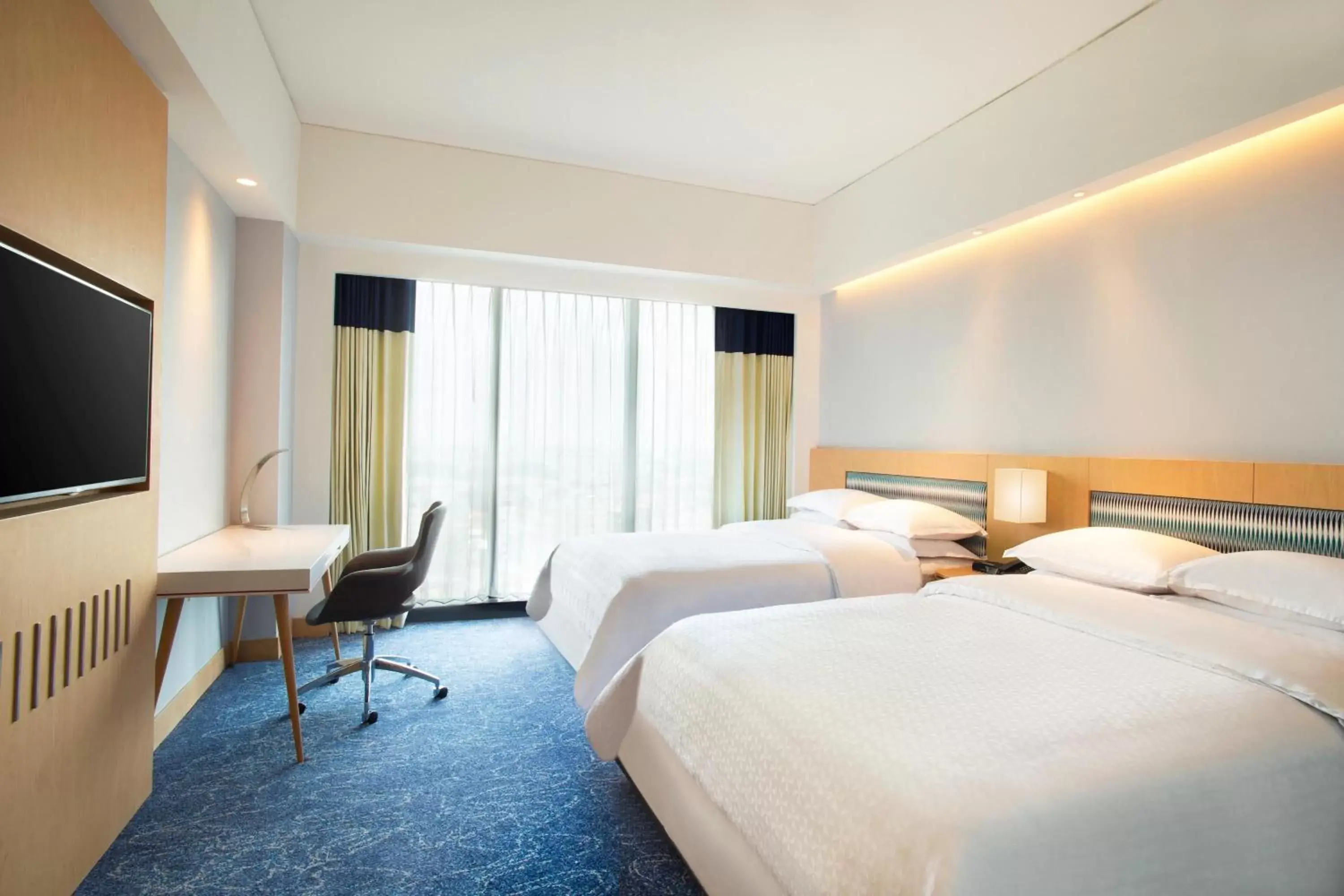 Photo of the whole room, Bed in Four Points by Sheraton Surabaya, Tunjungan Plaza