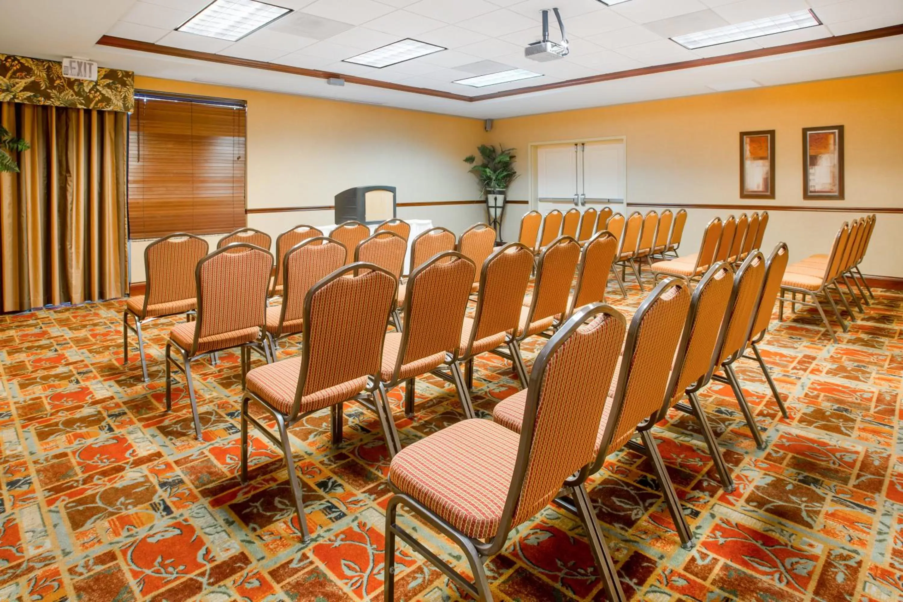 Meeting/conference room in Holiday Inn Express & Suites Bloomington, an IHG Hotel