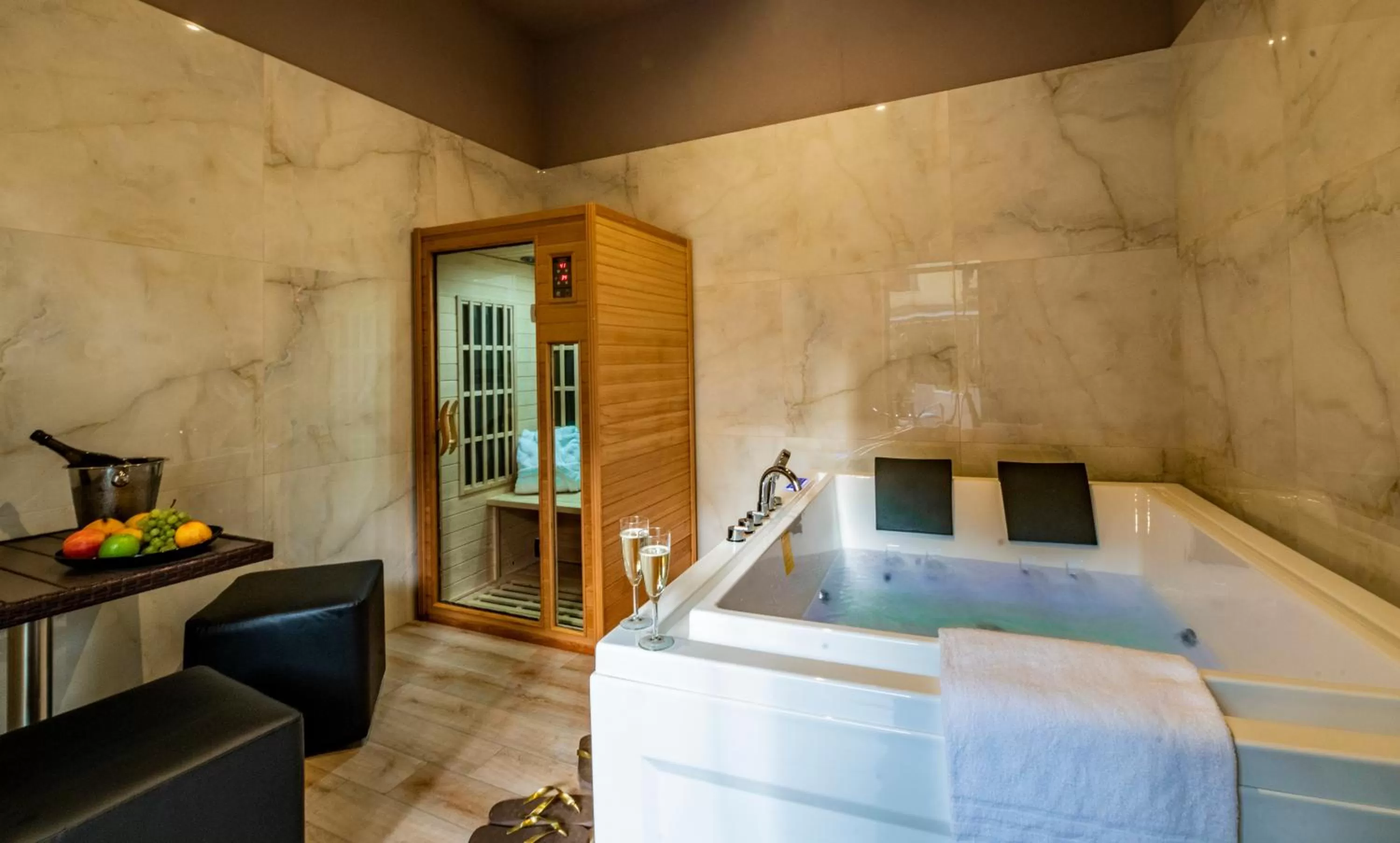 Hot Tub, Bed in Villa Elisio Hotel & Spa