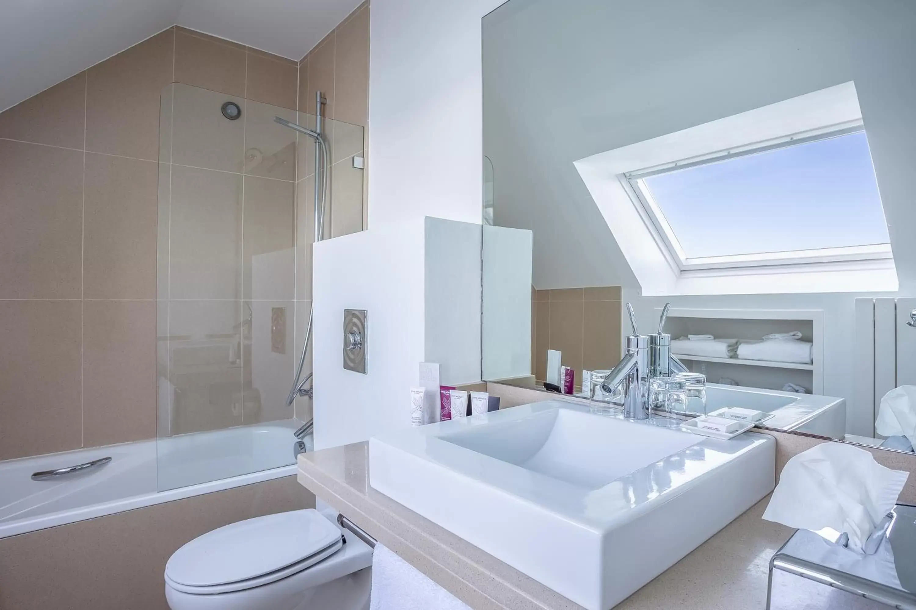 Shower, Bathroom in Hotel Le Temps De Vivre