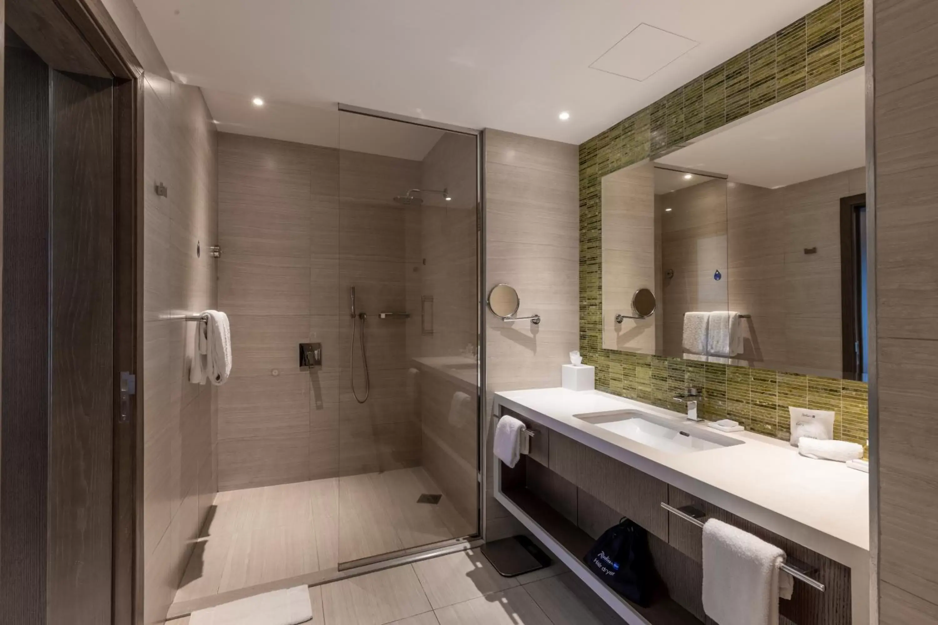 Shower, Bathroom in Radisson Blu Hotel & Residence Nairobi Arboretum