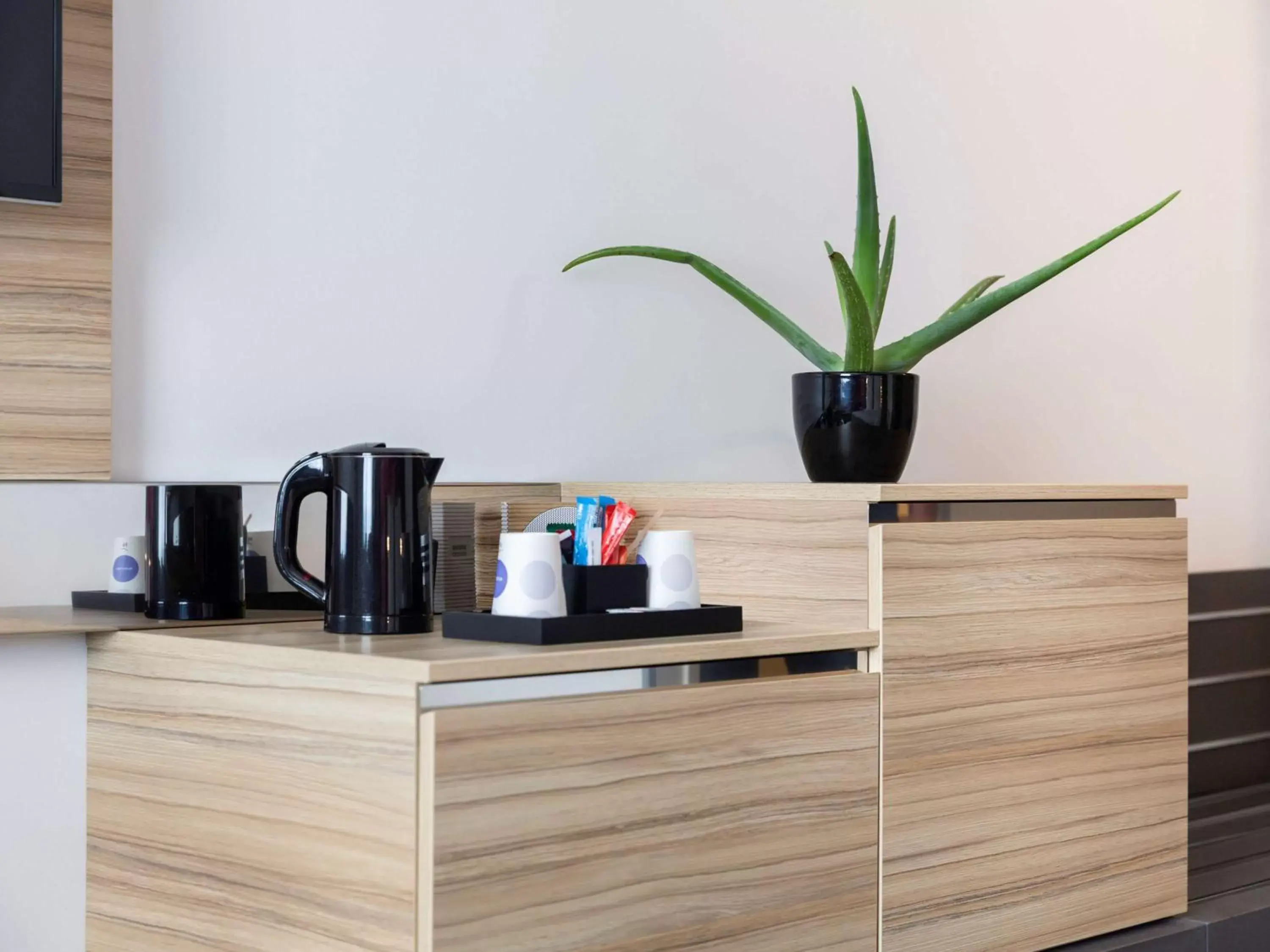 Photo of the whole room, Coffee/Tea Facilities in Novotel Bordeaux Centre Ville