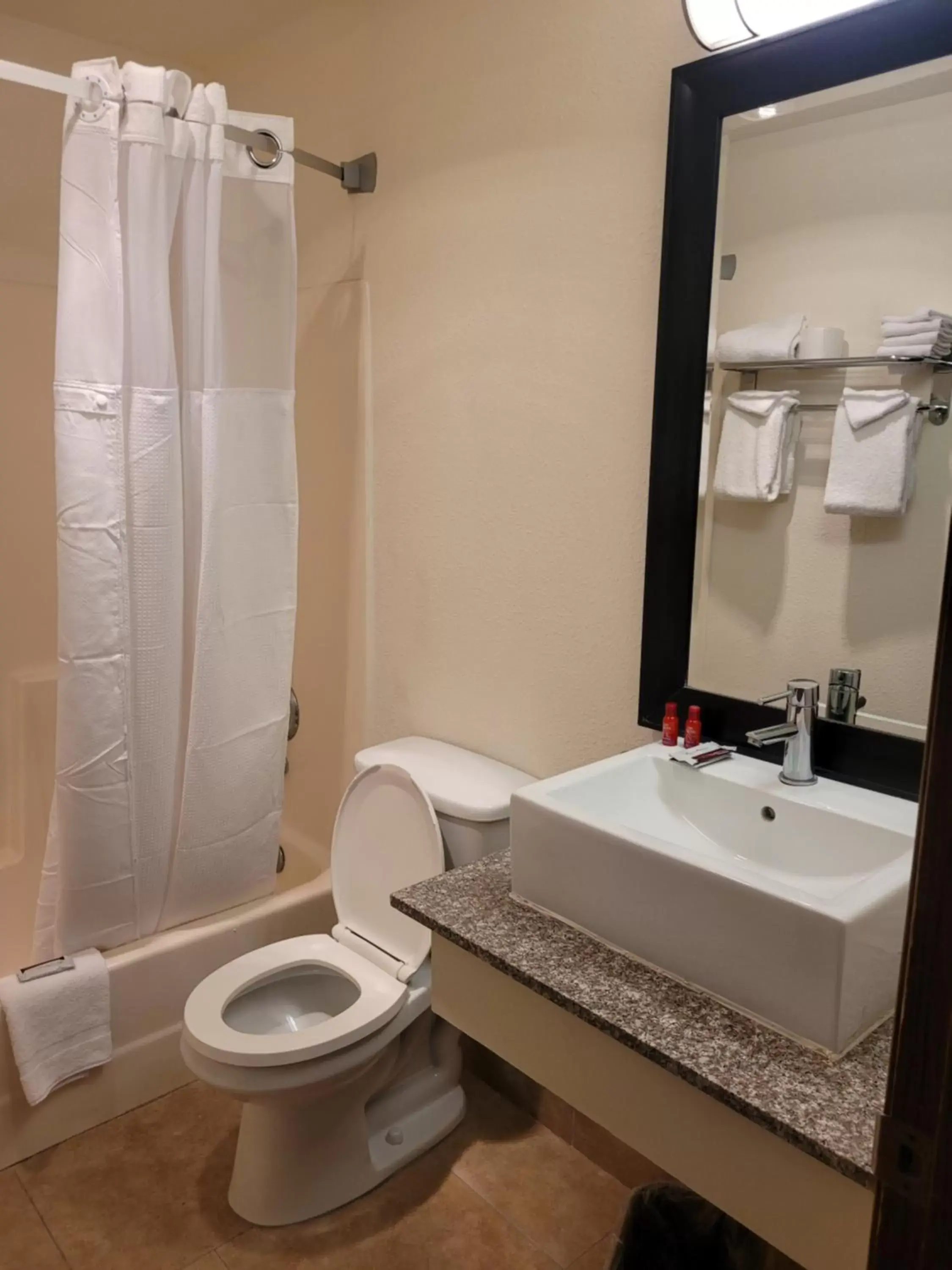 Shower, Bathroom in SureStay Hotel by Best Western Williams - Grand Canyon