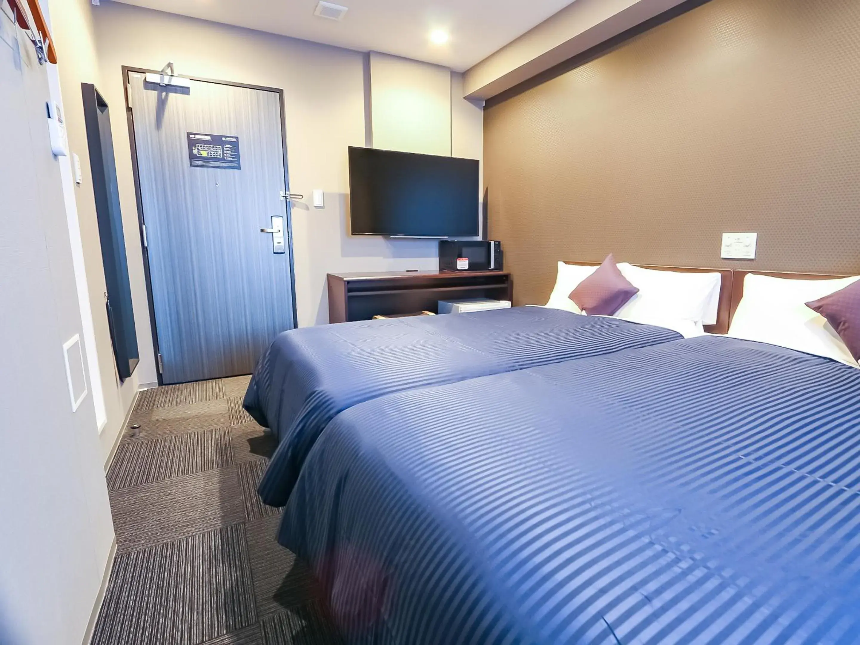 Photo of the whole room, Bed in HOTEL LiVEMAX Yokohama-Eki Nishiguchi