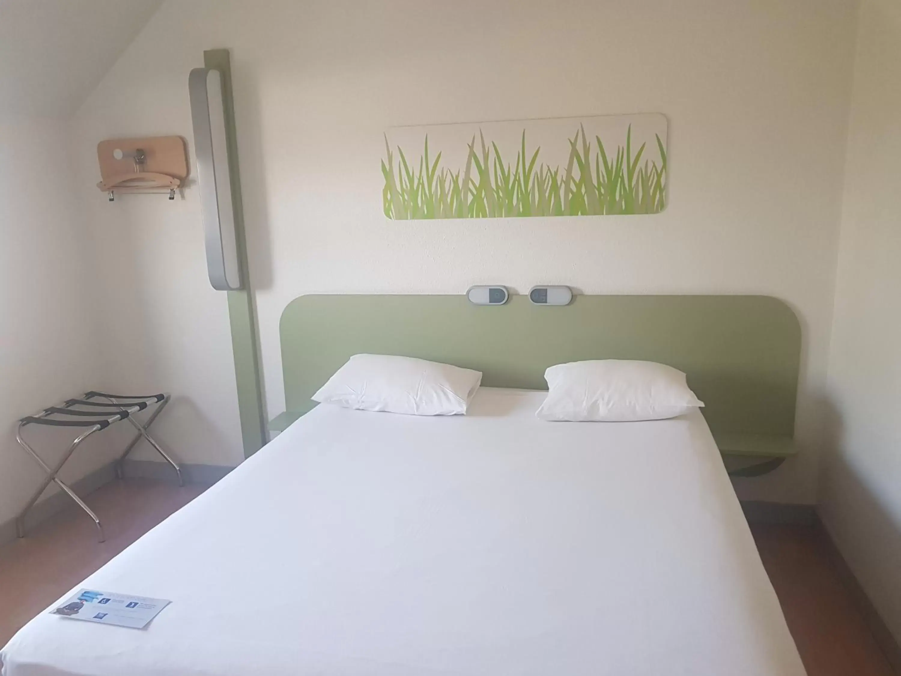 Photo of the whole room, Bed in ibis budget Lorient Hennebont