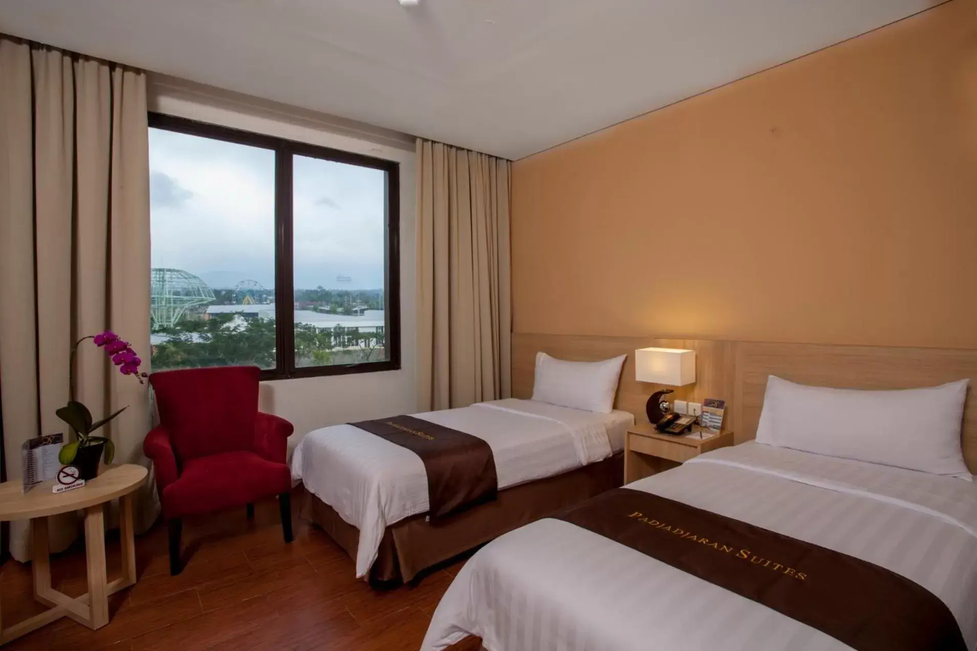 Bed in Padjadjaran Suites Resort and Convention Hotel