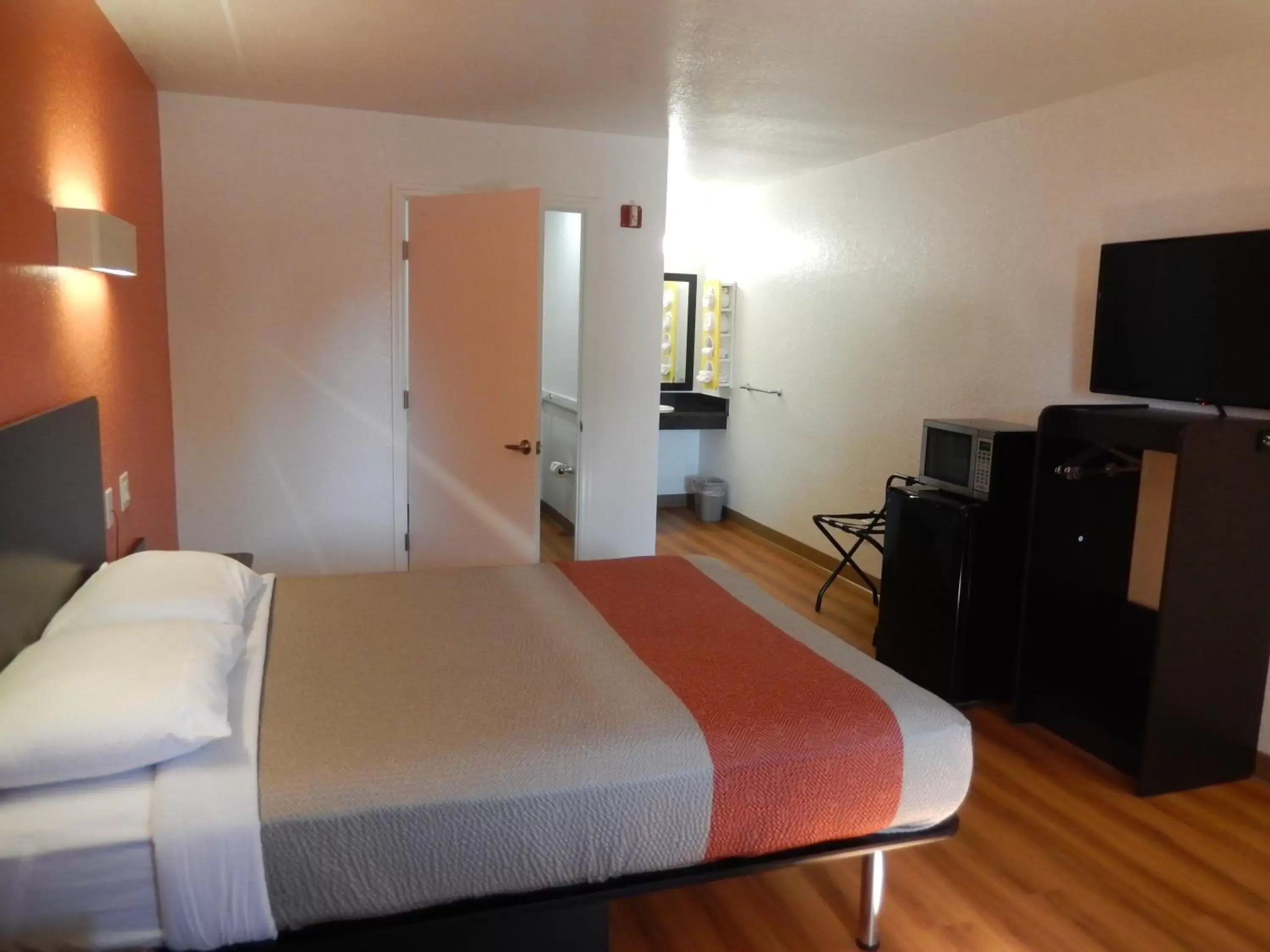 Property building, Bed in Motel 6-Moultrie, GA