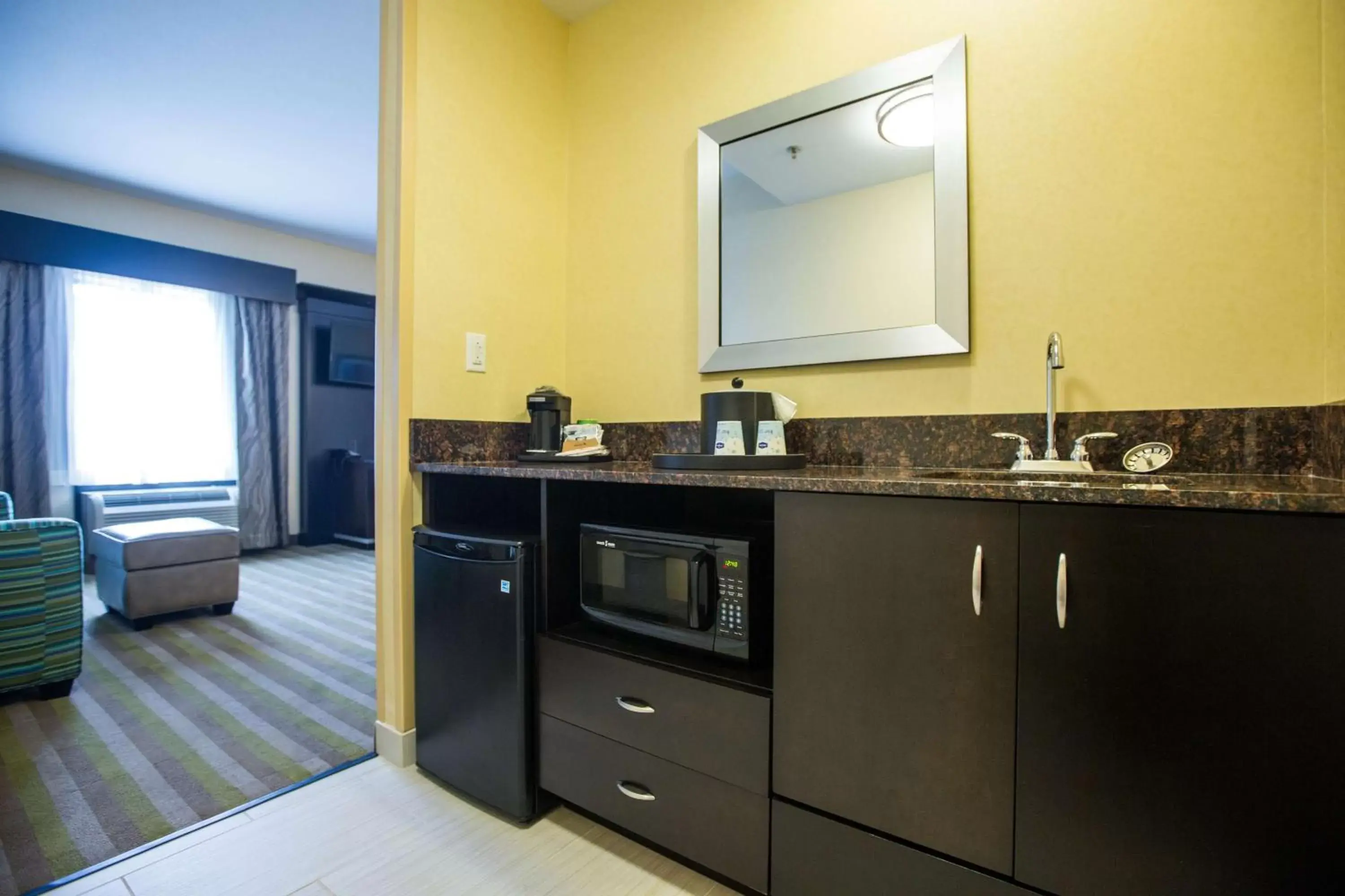 Living room, Bathroom in Hampton Inn & Suites Toledo/Westgate