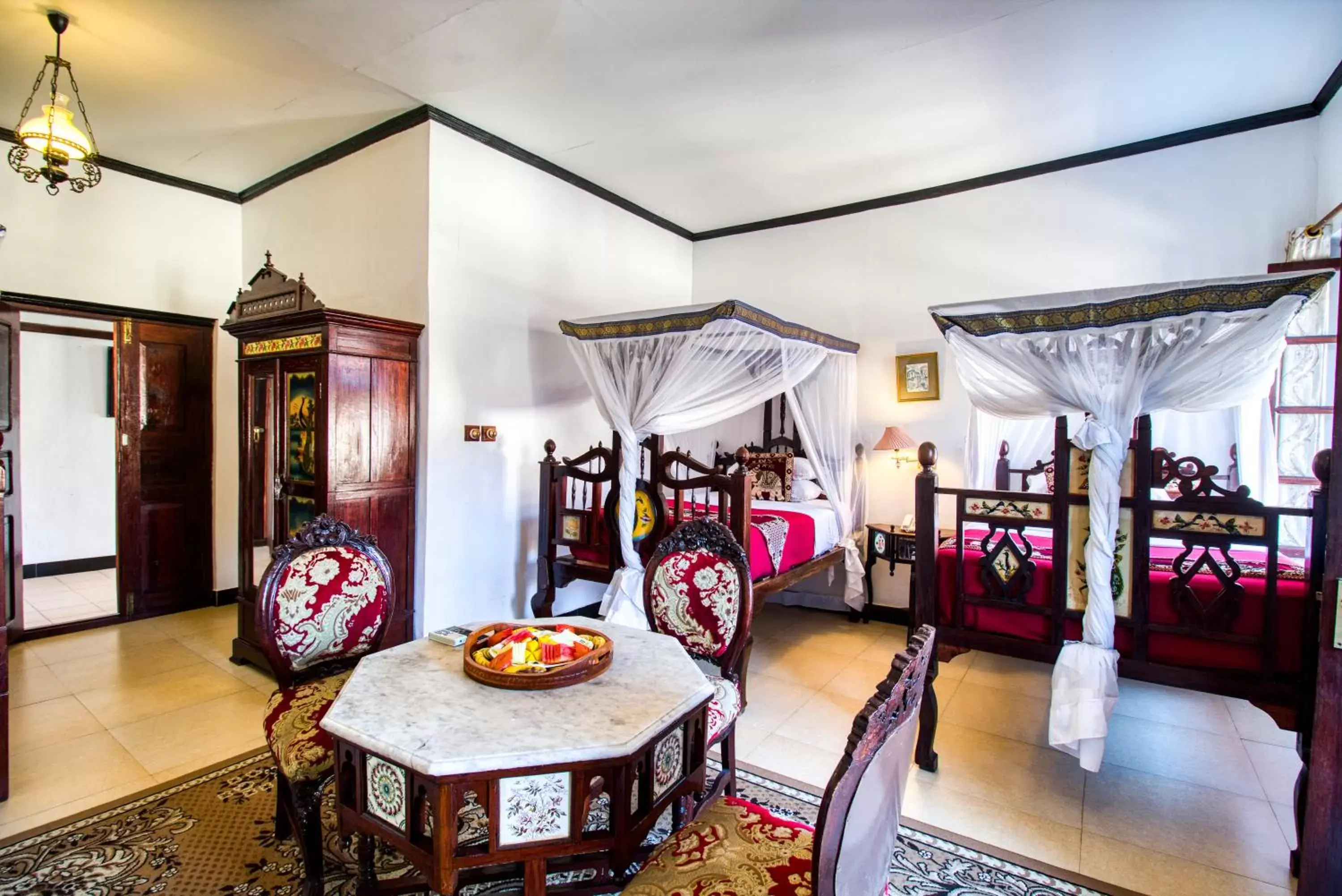 Bed, Dining Area in Tembo House Hotel