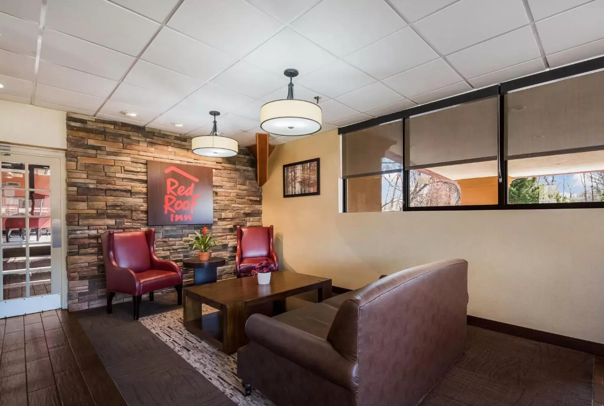 Lobby or reception, Seating Area in Red Roof Inn and Suites Newark - University