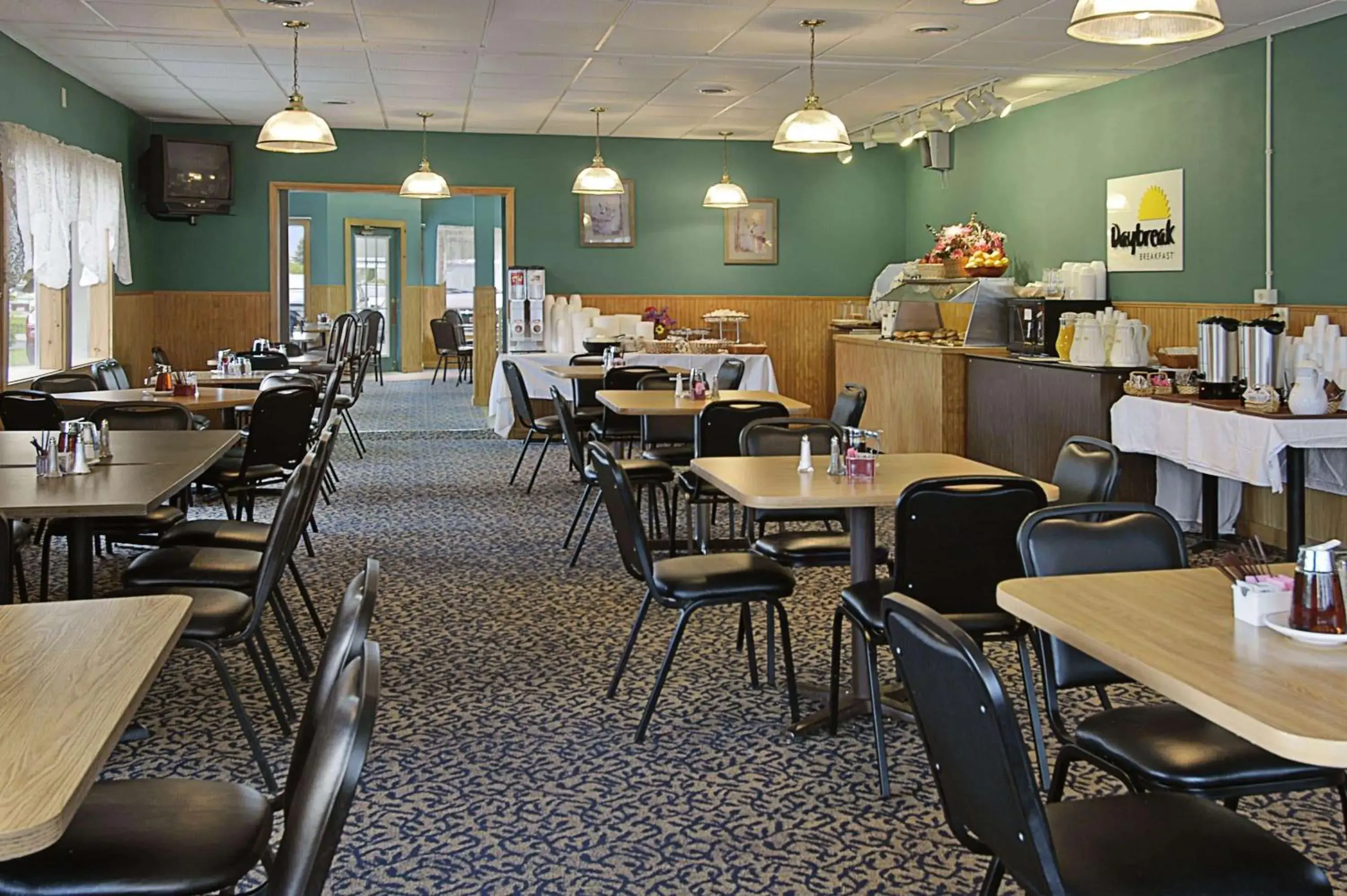 On site, Restaurant/Places to Eat in Days Inn by Wyndham Mackinaw City - Lakeview