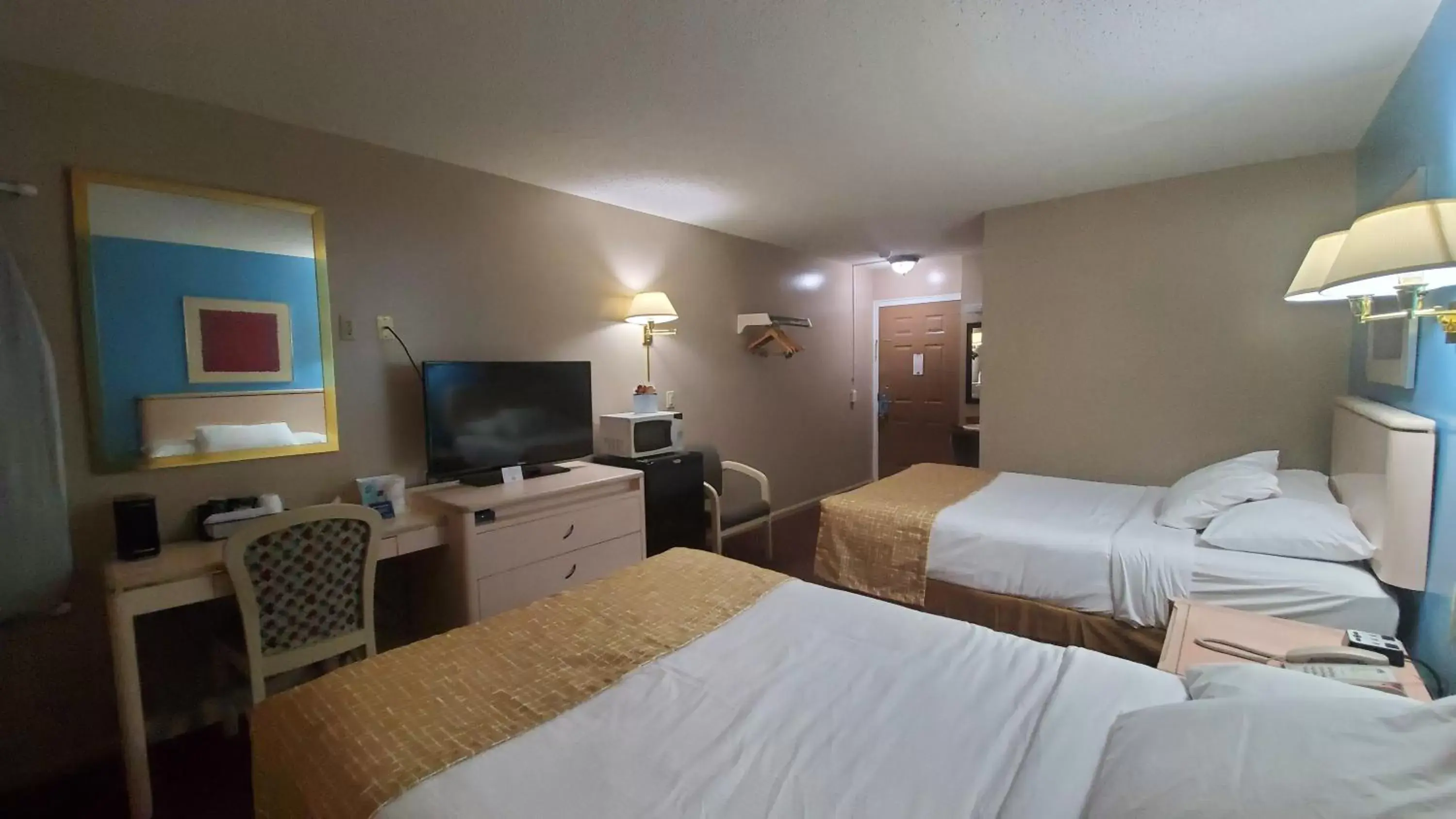 Photo of the whole room, Bed in Travelodge by Wyndham Hershey