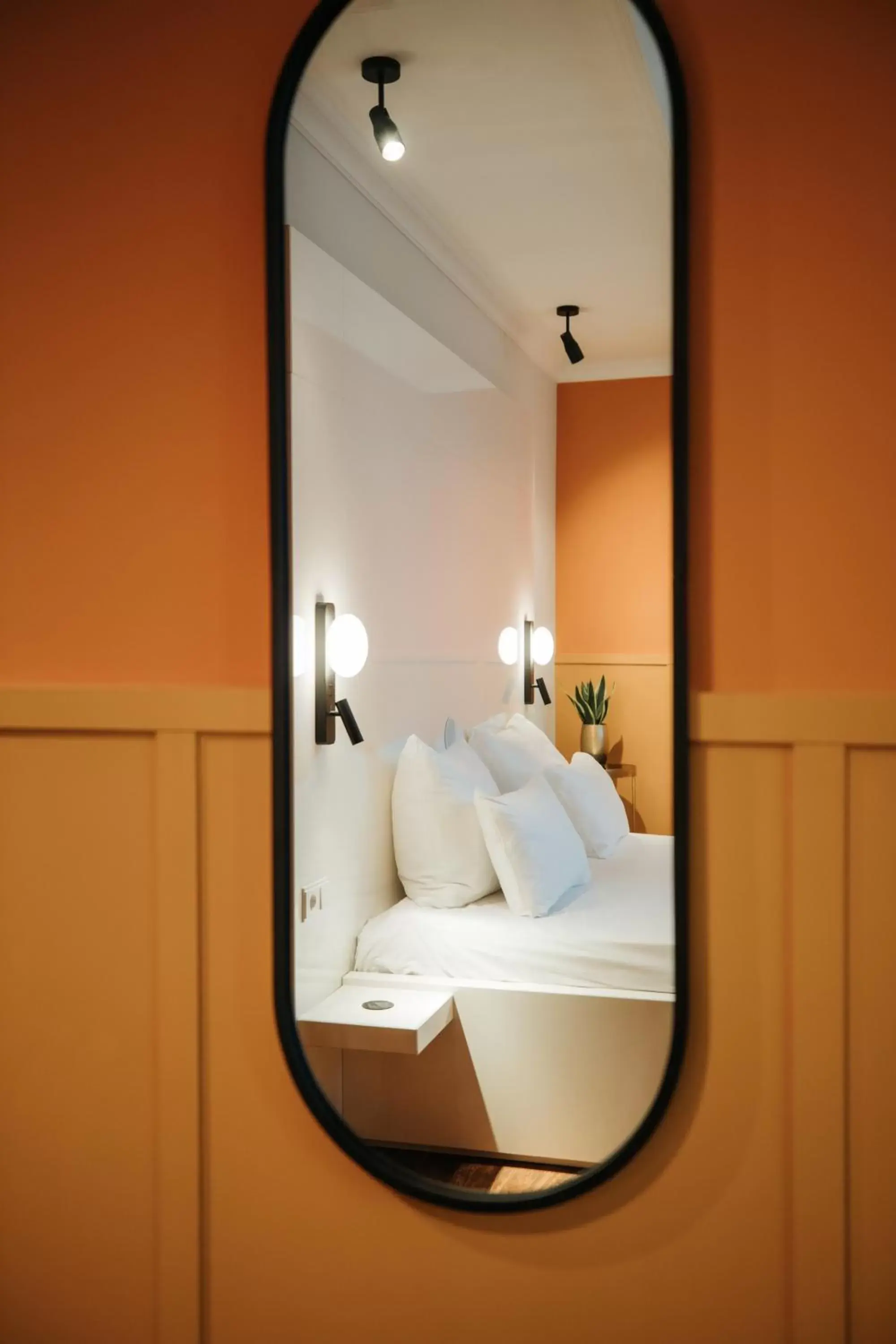Bed, Bathroom in Hotel & Spa Savarin