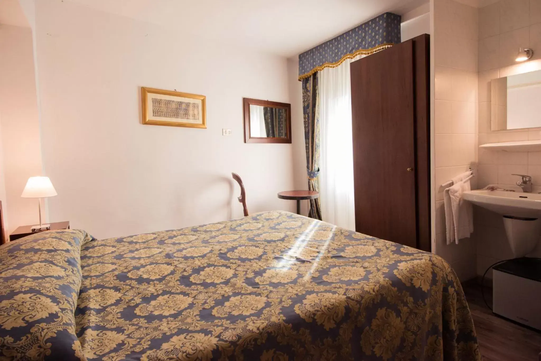 Photo of the whole room, Bed in Albergo Casa Peron