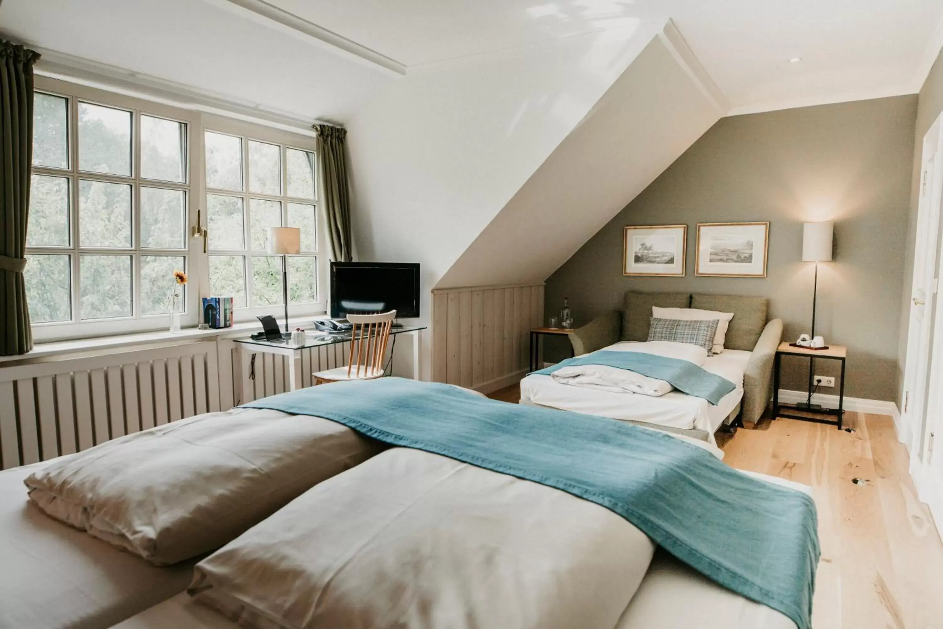 Photo of the whole room, Bed in Seehotel Töpferhaus