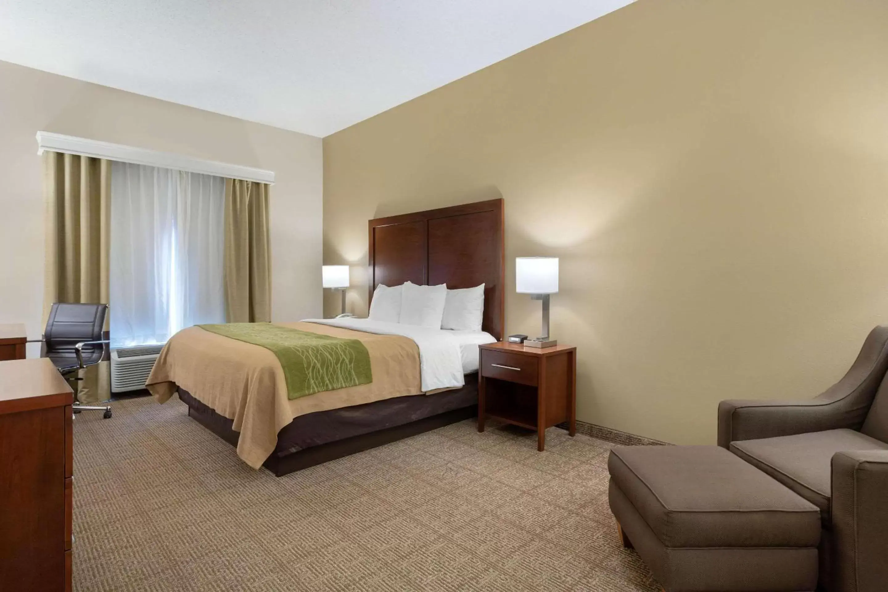 Photo of the whole room, Bed in Comfort Inn & Suites Port Arthur-Port Neches