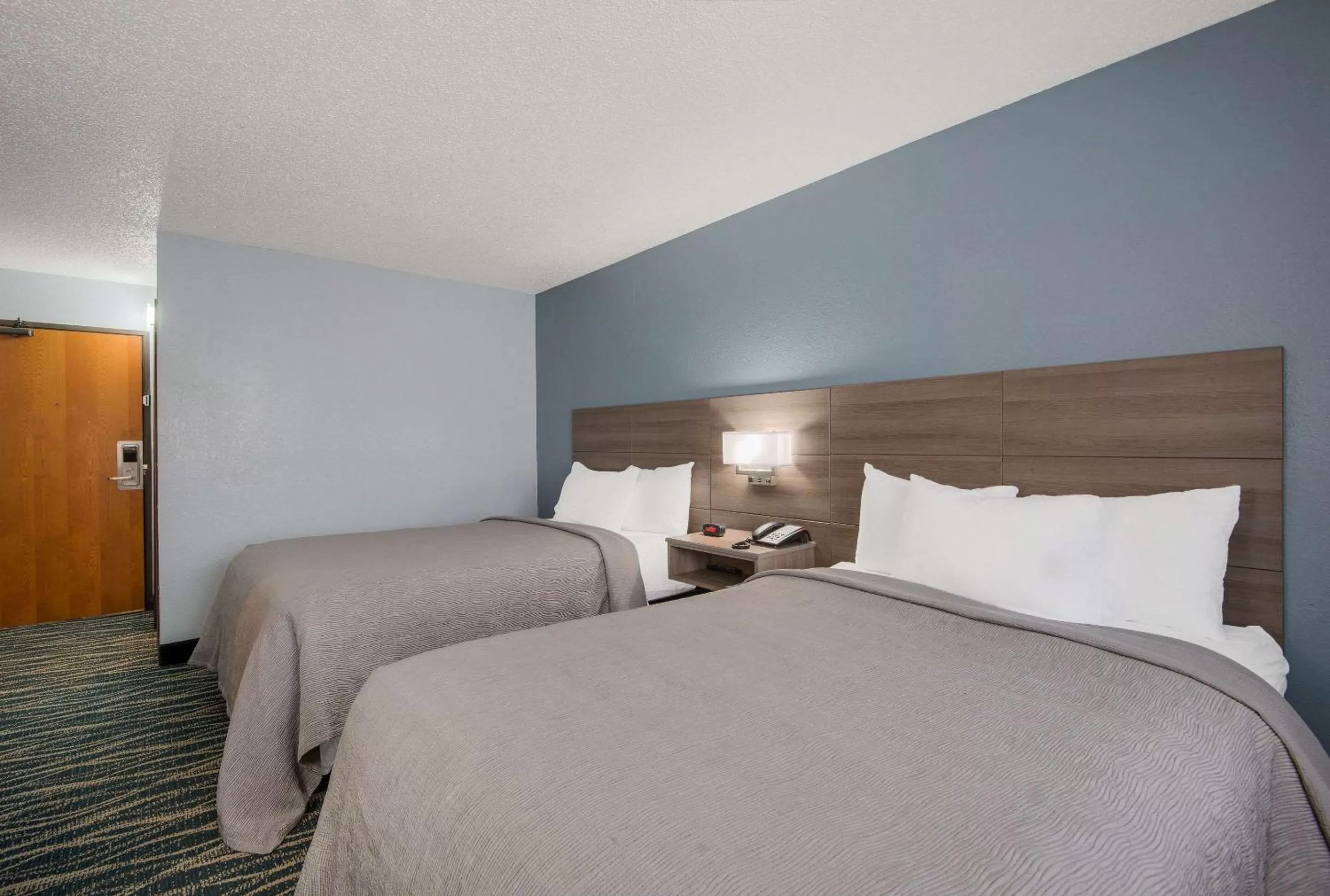 Bedroom, Bed in Super 8 by Wyndham Oneida Verona
