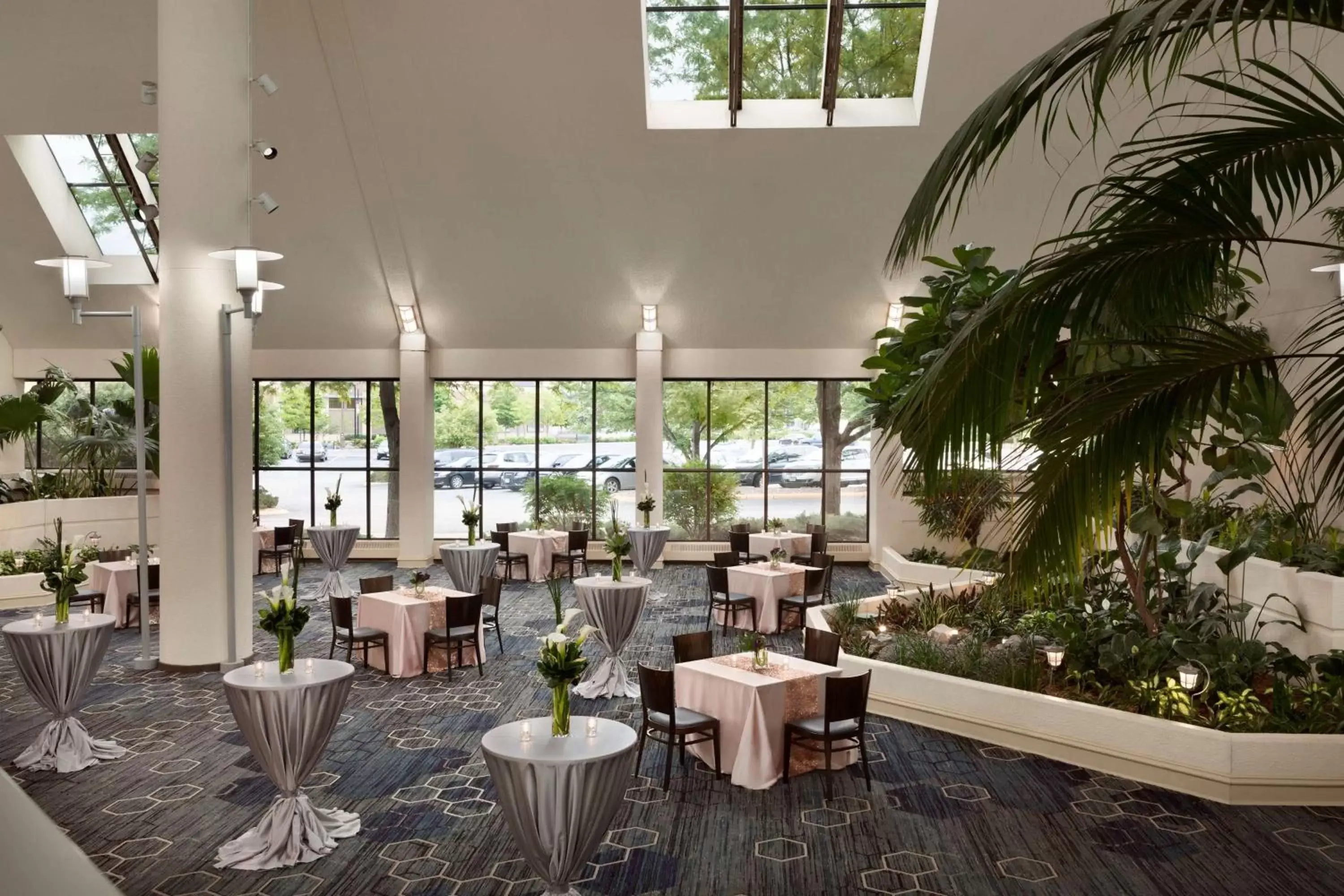 Lobby or reception, Restaurant/Places to Eat in DoubleTree by Hilton Minneapolis Park Place