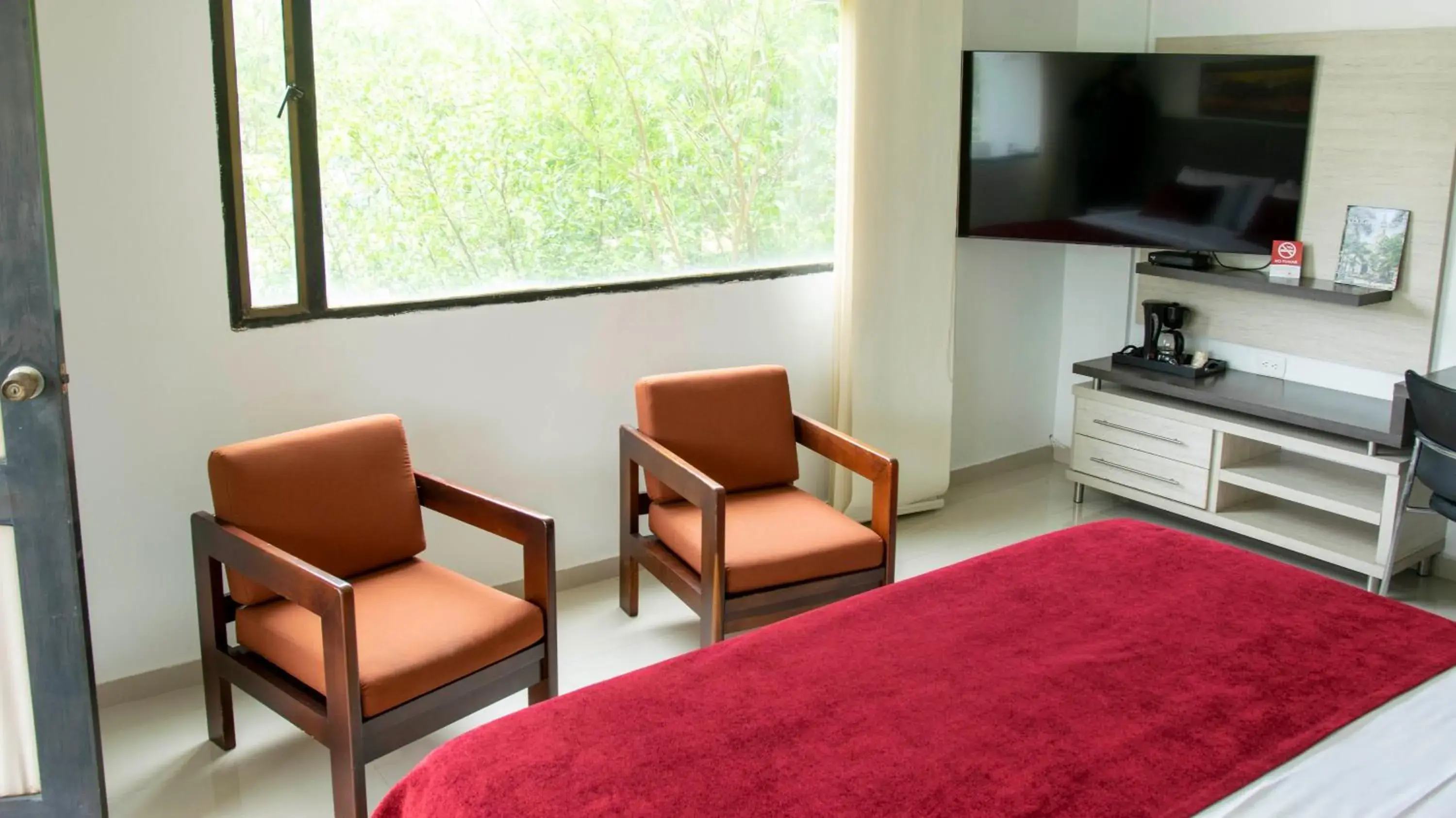 Bed, Seating Area in Hotel San Juan Internacional