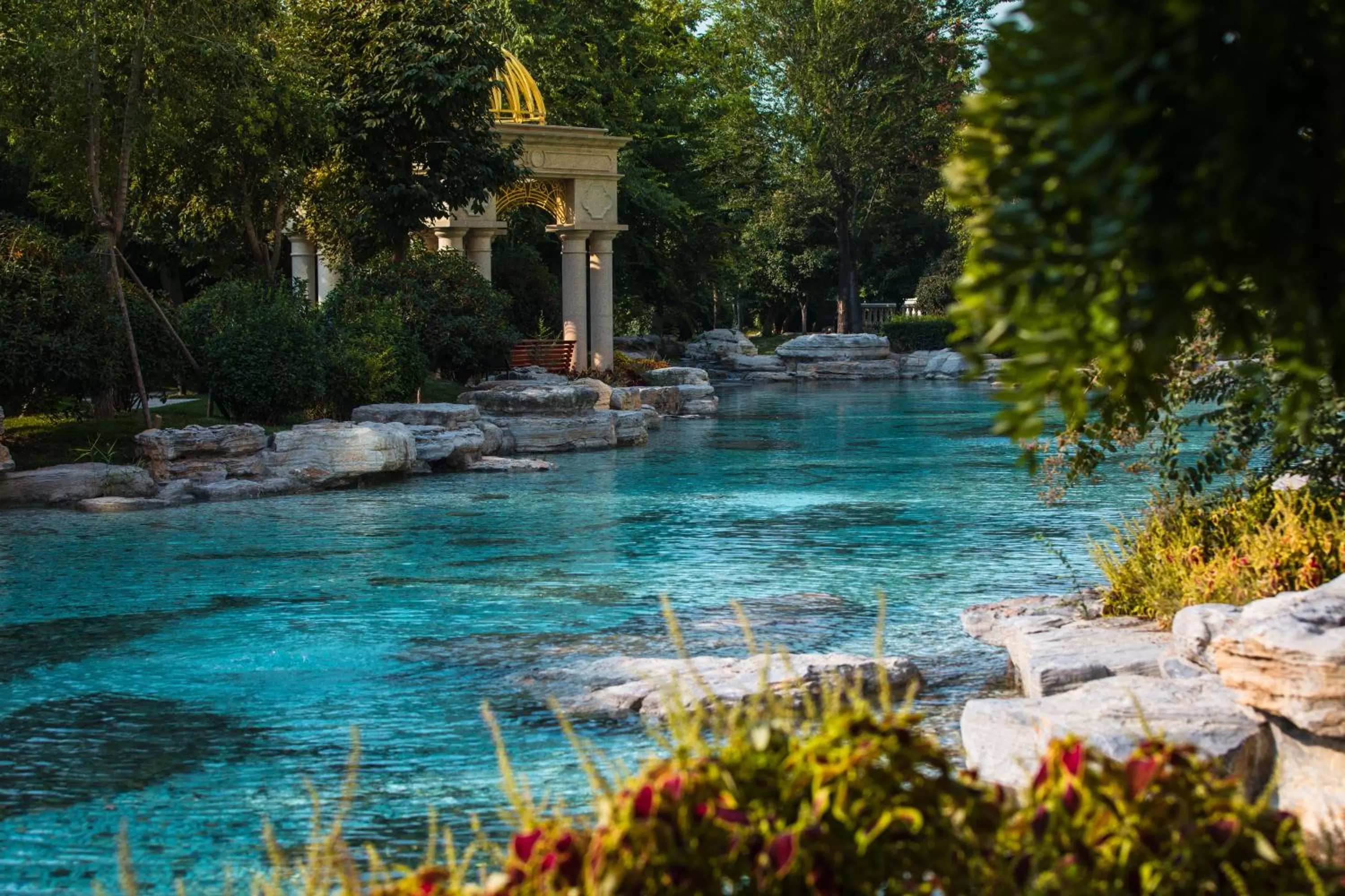 Lake view in Wyndham Qingdao l Free Fixed-Time Shuttle Service Between Hotel and Airport & North Railway Station l Outdoor Children's Amusement Park l 1-Hour Play Snooker or Table Tennis