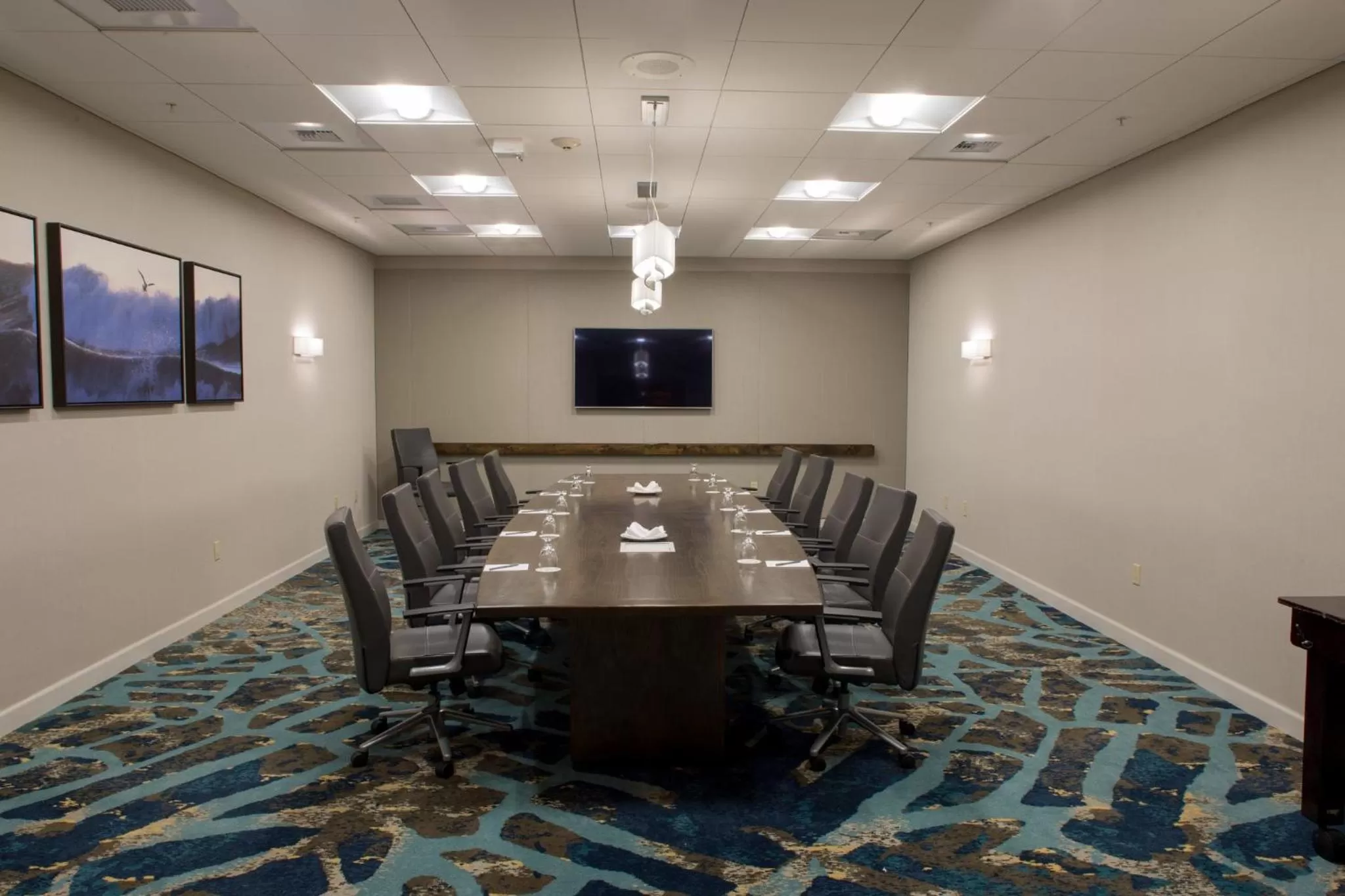 Meeting/conference room in Crowne Plaza Ventura Beach by IHG
