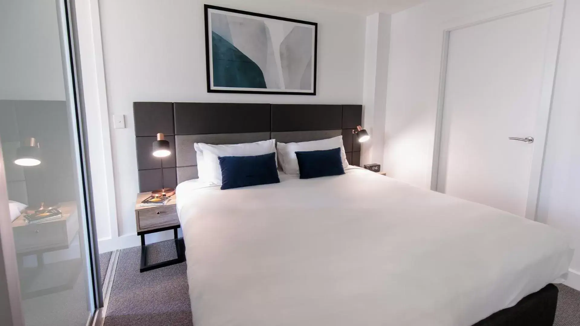Bedroom, Bed in Oaks Glenelg Plaza Pier Suites
