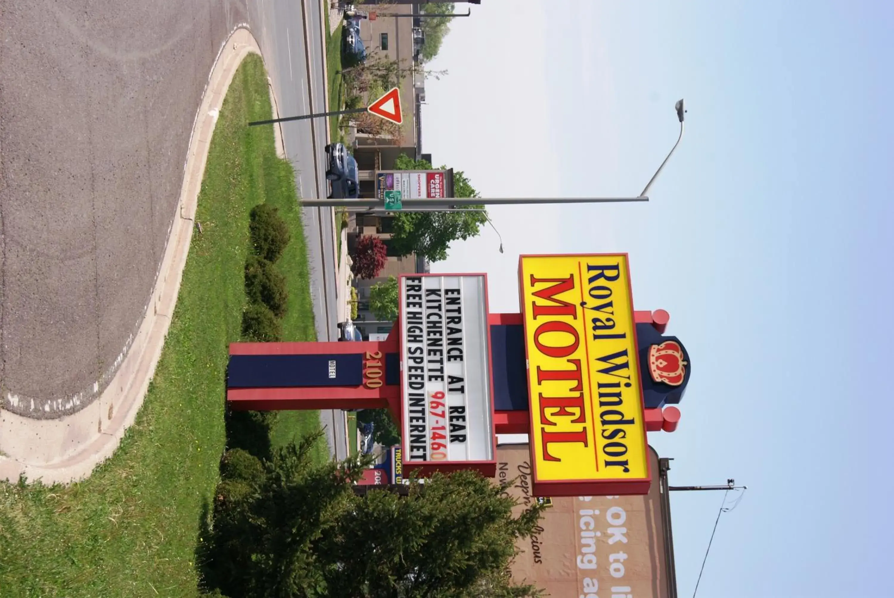 Facade/entrance in Royal Windsor Motel