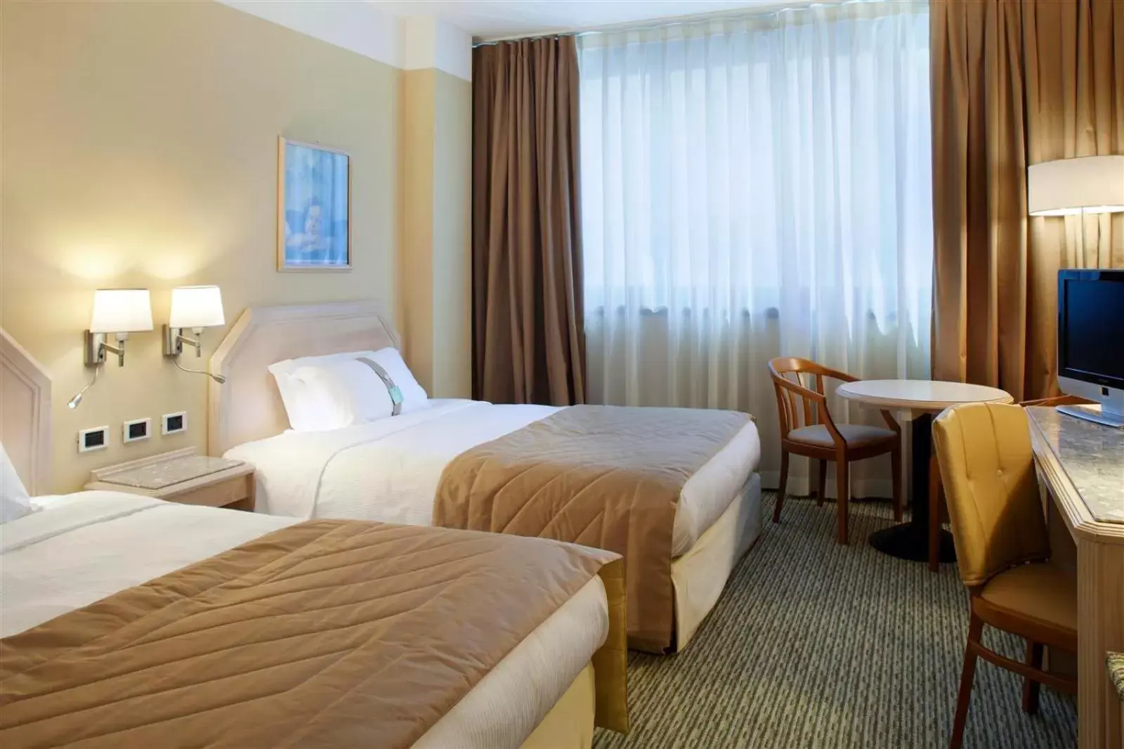 Photo of the whole room, Bed in Holiday Inn Naples by IHG Photo of the whole room, Bed in Holiday Inn Naples by IHG