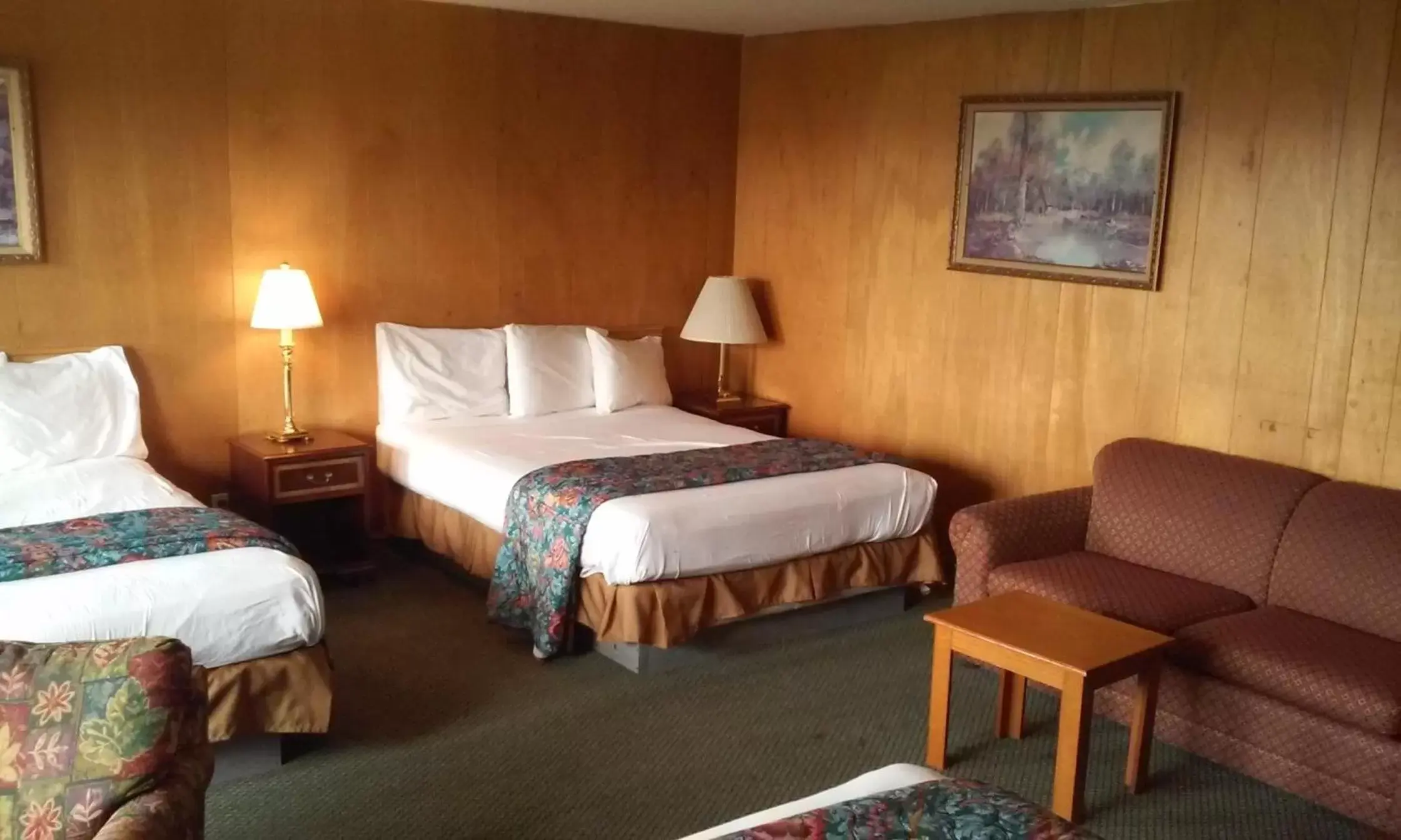 Photo of the whole room, Bed in Motel Oasis