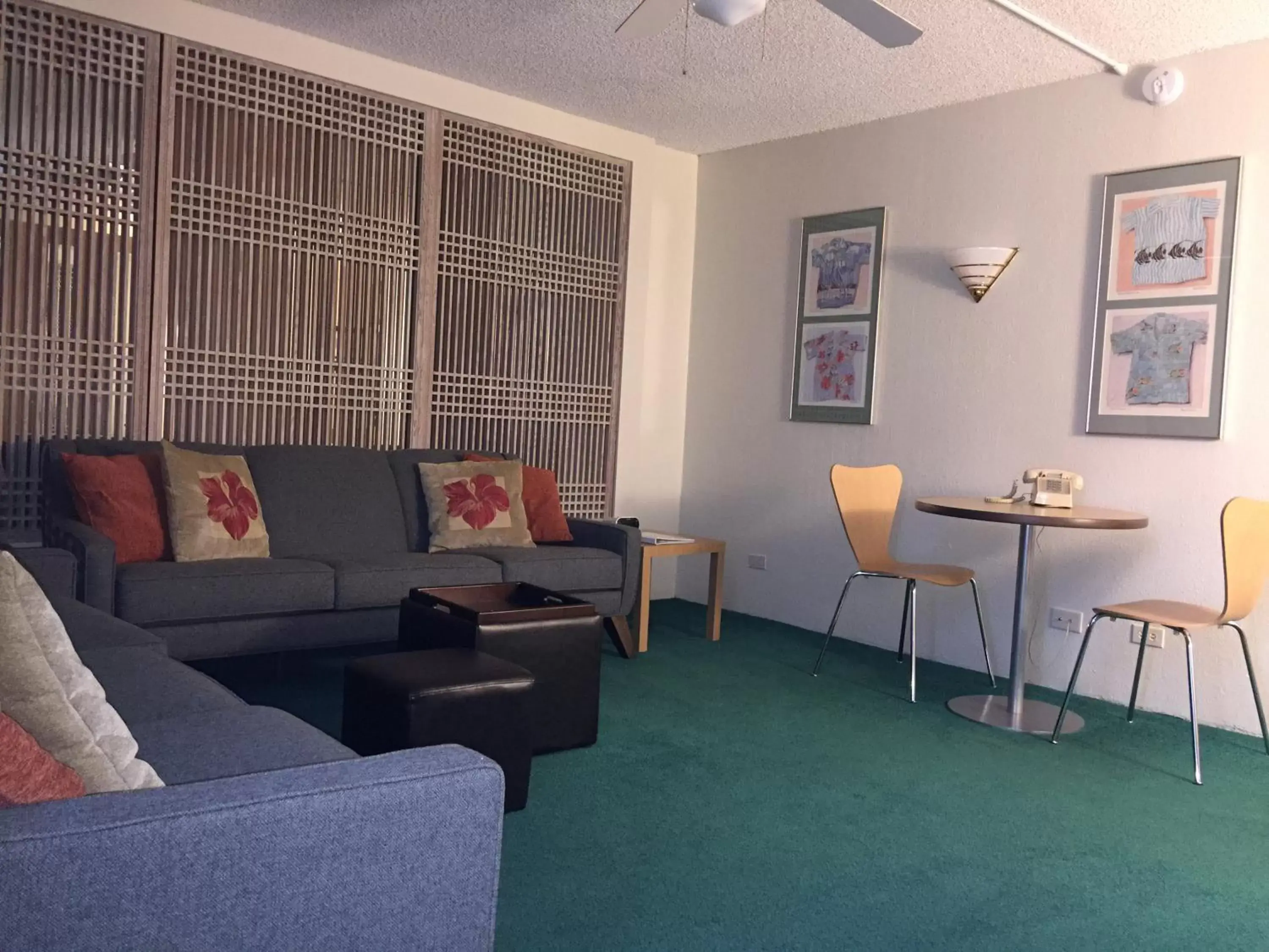 Living room, Seating Area in Kuhio Banyan Hotel (with Kitchenettes)