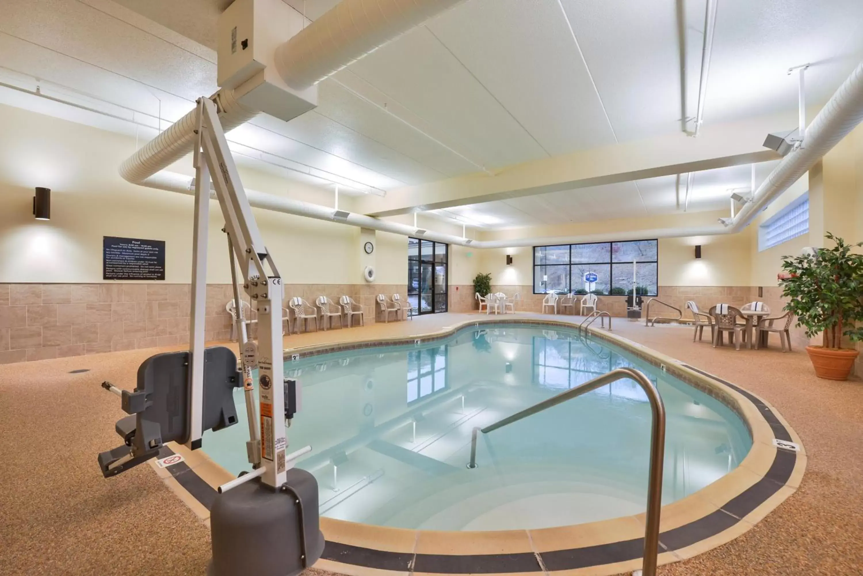 Swimming Pool in McKnight Hotel