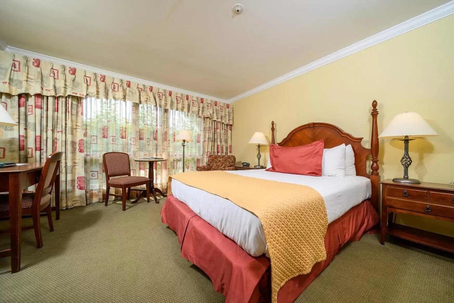 Photo of the whole room, Bed in Stoweflake Mountain Resort & Spa