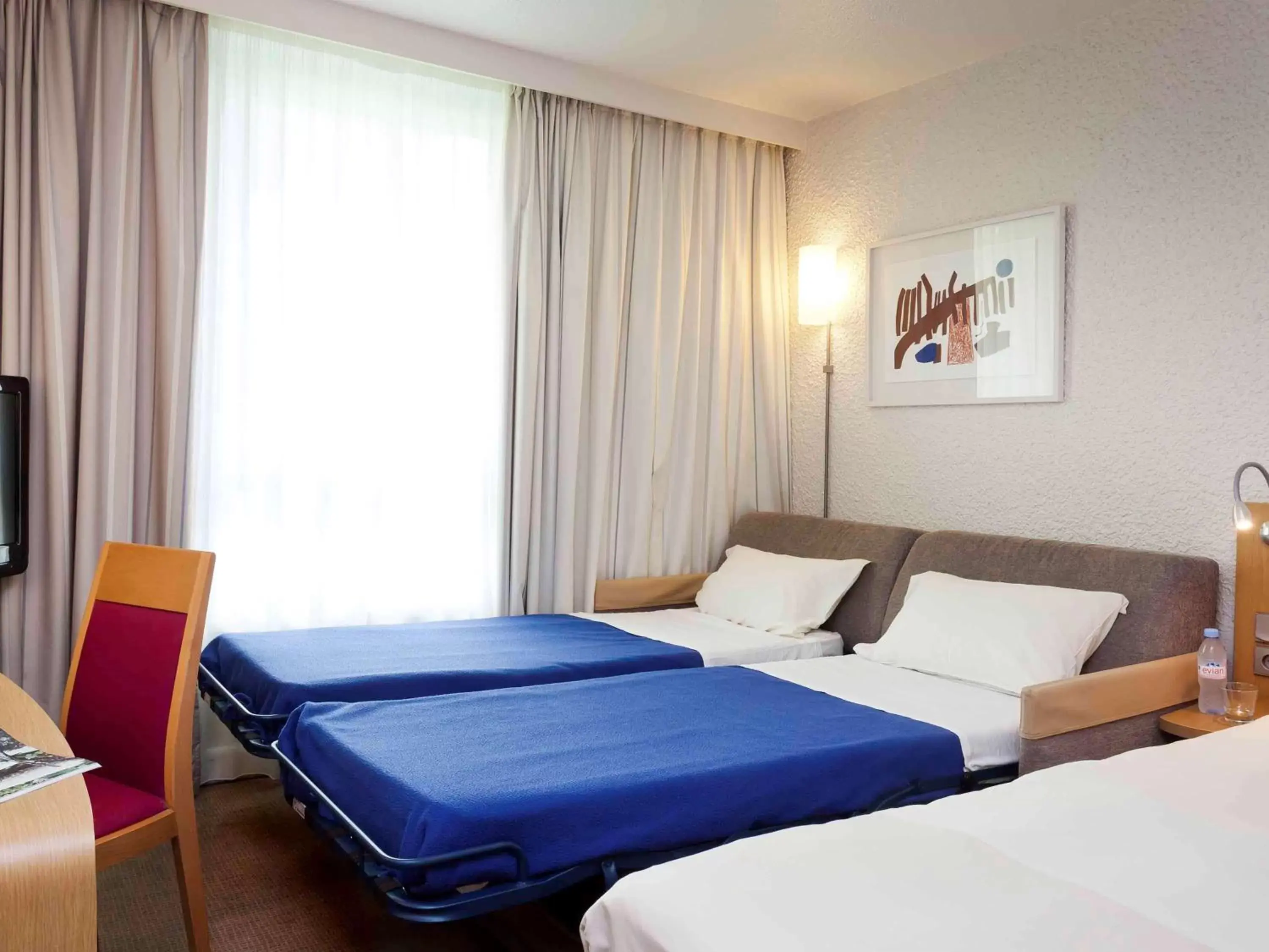 Photo of the whole room, Bed in Novotel Grenoble Centre